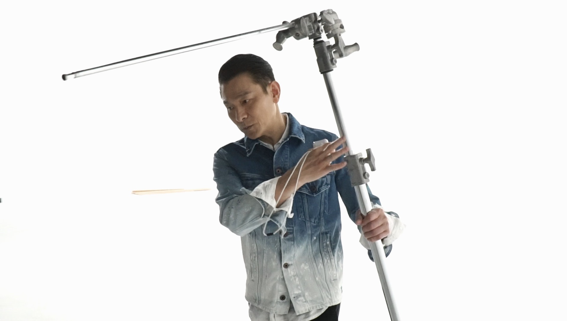 早前華仔為新歌《繼續美麗》拍MV。 早前華仔為新歌《繼續美麗》拍MV。