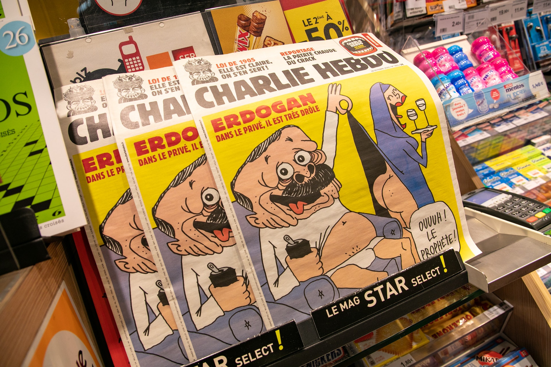 圖為10月28日,法國一個報攤上放着最新一期的《查理周刊》。封面諷刺土耳其總統埃爾多安。(Getty) 圖為10月28日,法國一個報攤上放着最新一期的《查理周刊》。封面諷刺土耳其總統埃爾多安。(Getty)