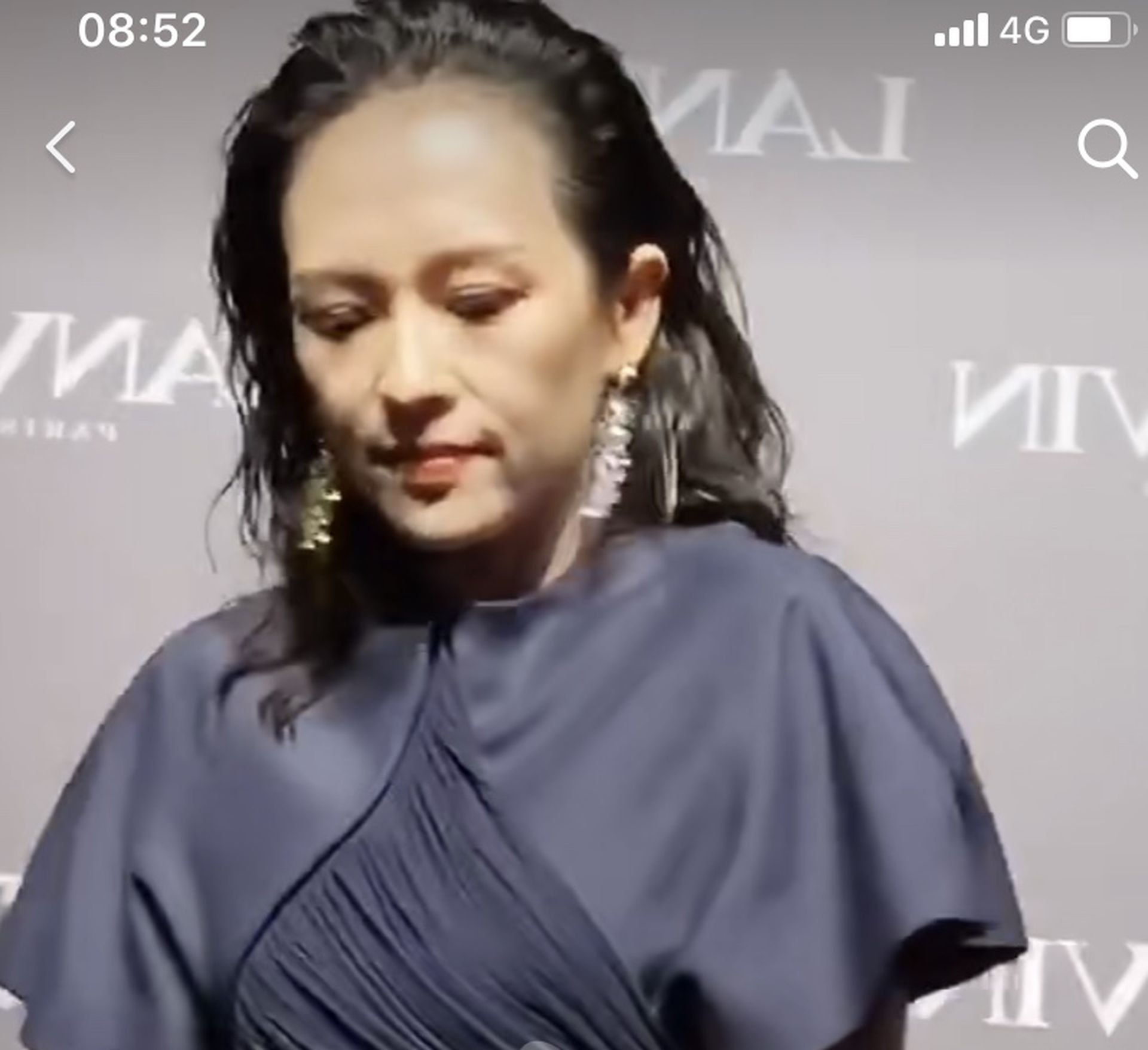 沒有修圖下的章子怡臉頰出現了「印第安紋」。 沒有修圖下的章子怡臉頰出現了「印第安紋」。