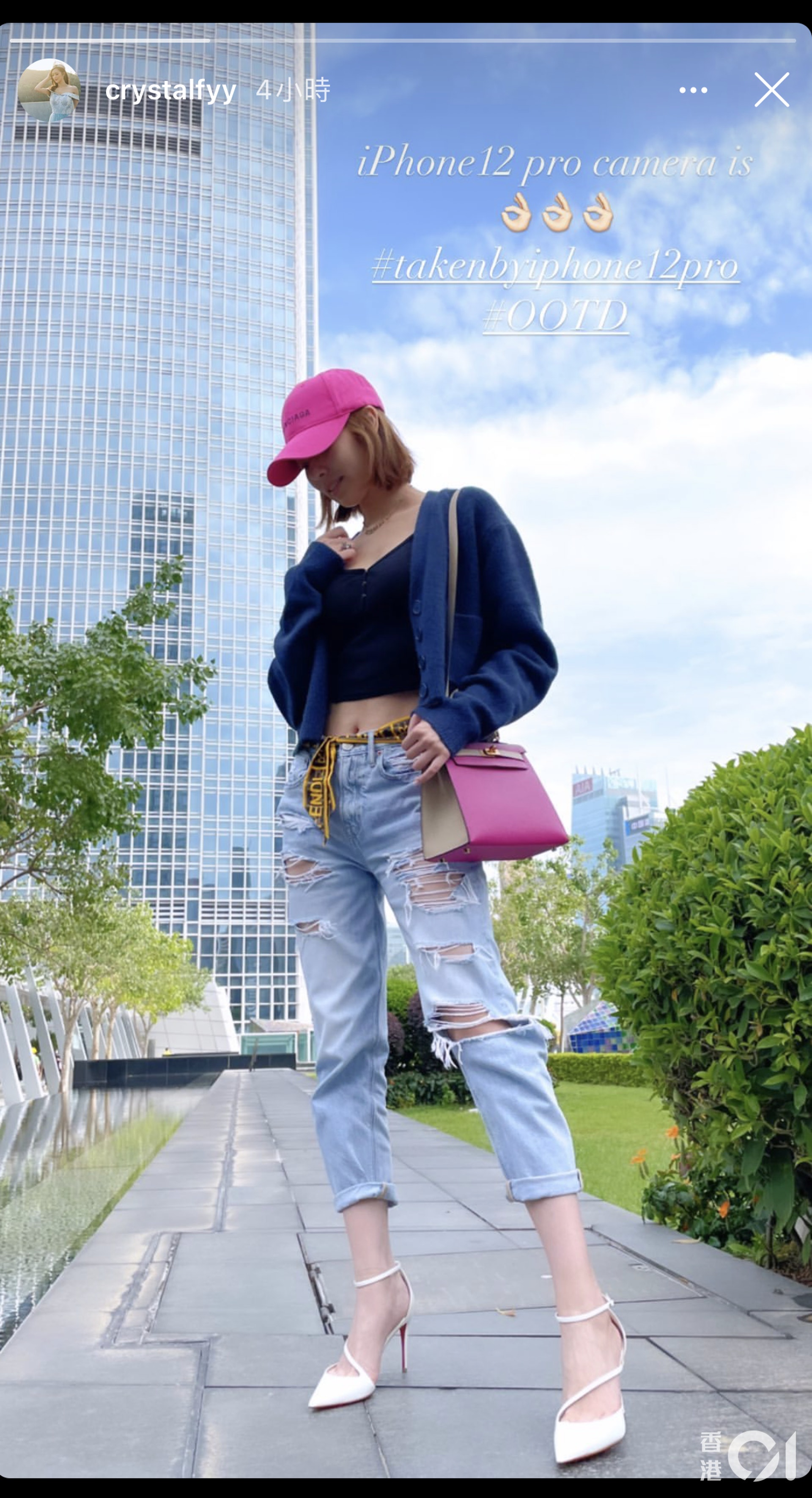 馮盈盈日前在IG Story分享衣著打扮,桃紅色Balenciaga cap碓係好襯個Hermès Kelly,再加埋纖腰上嘅Fendi真絲綁帶,富貴又青春。(ig截圖) 馮盈盈日前在IG Story分享衣著打扮,桃紅色Balenciaga cap碓係好襯個Hermès Kelly,再加埋纖腰上嘅Fendi真絲綁帶,富貴又青春。(ig截圖)