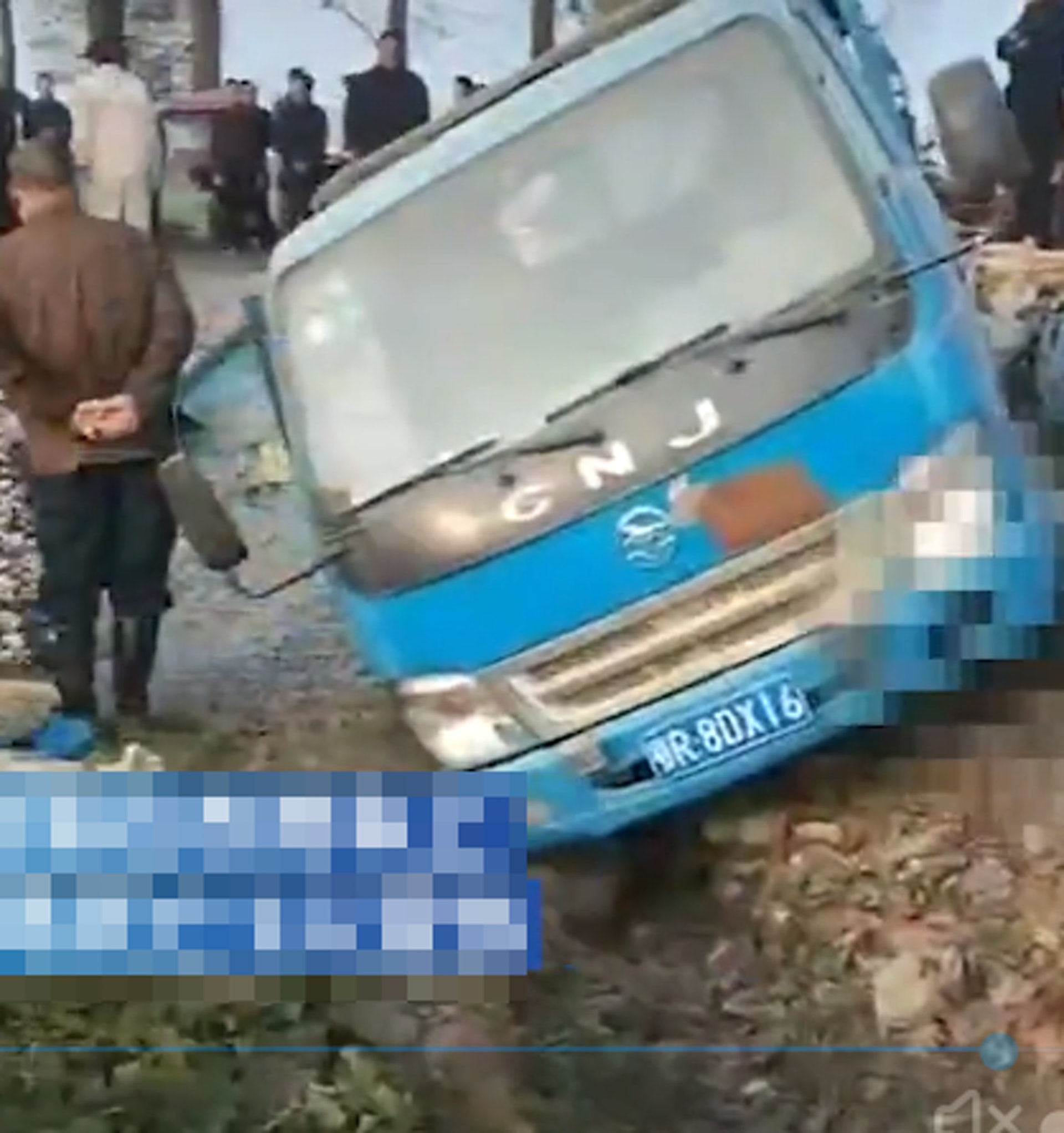 農用車被撞致翻側。(影片截圖) 農用車被撞致翻側。(影片截圖)