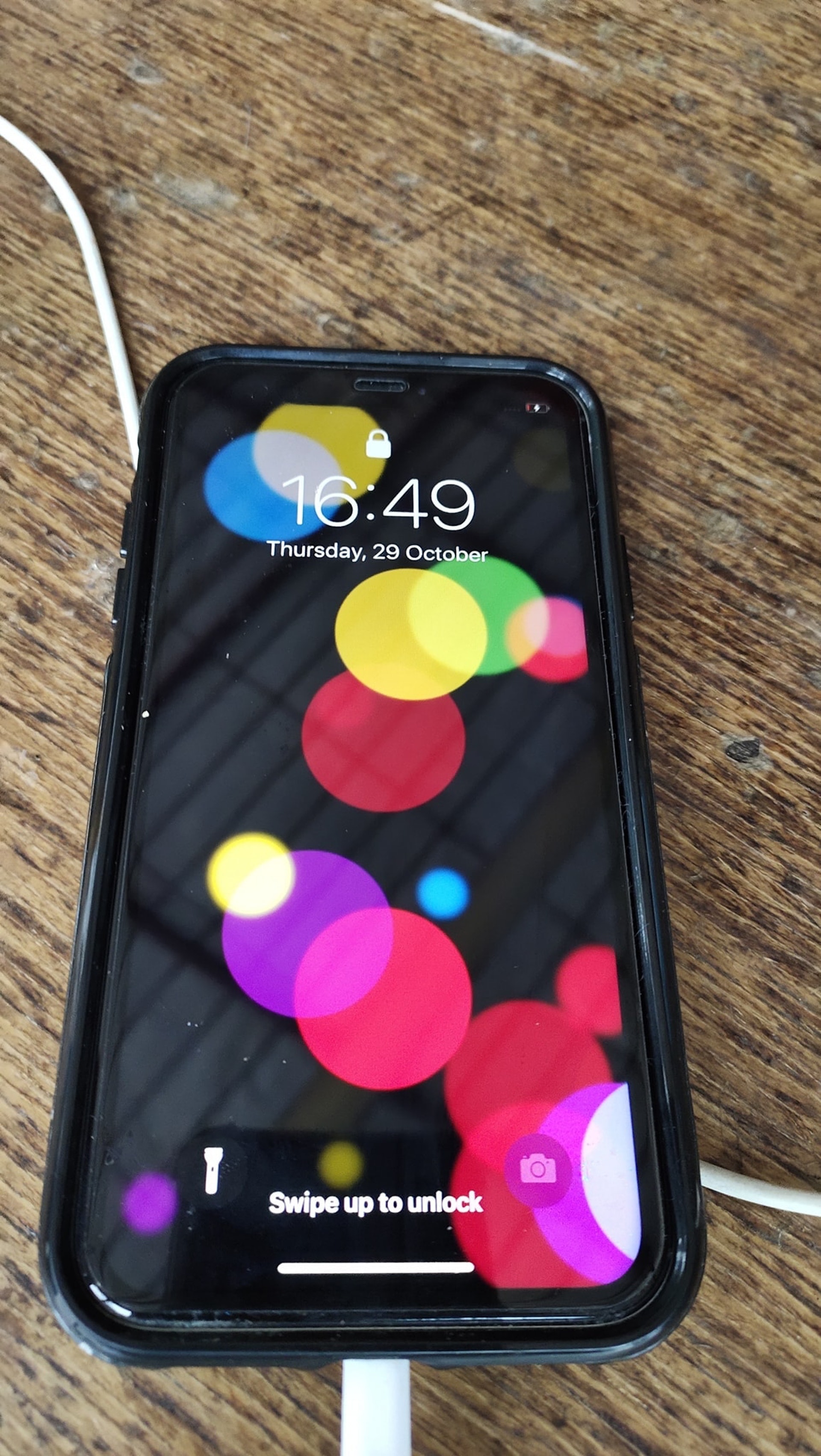 搜救員無意中在水底拾獲一部放在防水袋內的iPhone XR,充電後能成功開機。(「航拍機搜救服務」提供圖片) 搜救員無意中在水底拾獲一部放在防水袋內的iPhone XR,充電後能成功開機。(「航拍機搜救服務」提供圖片)