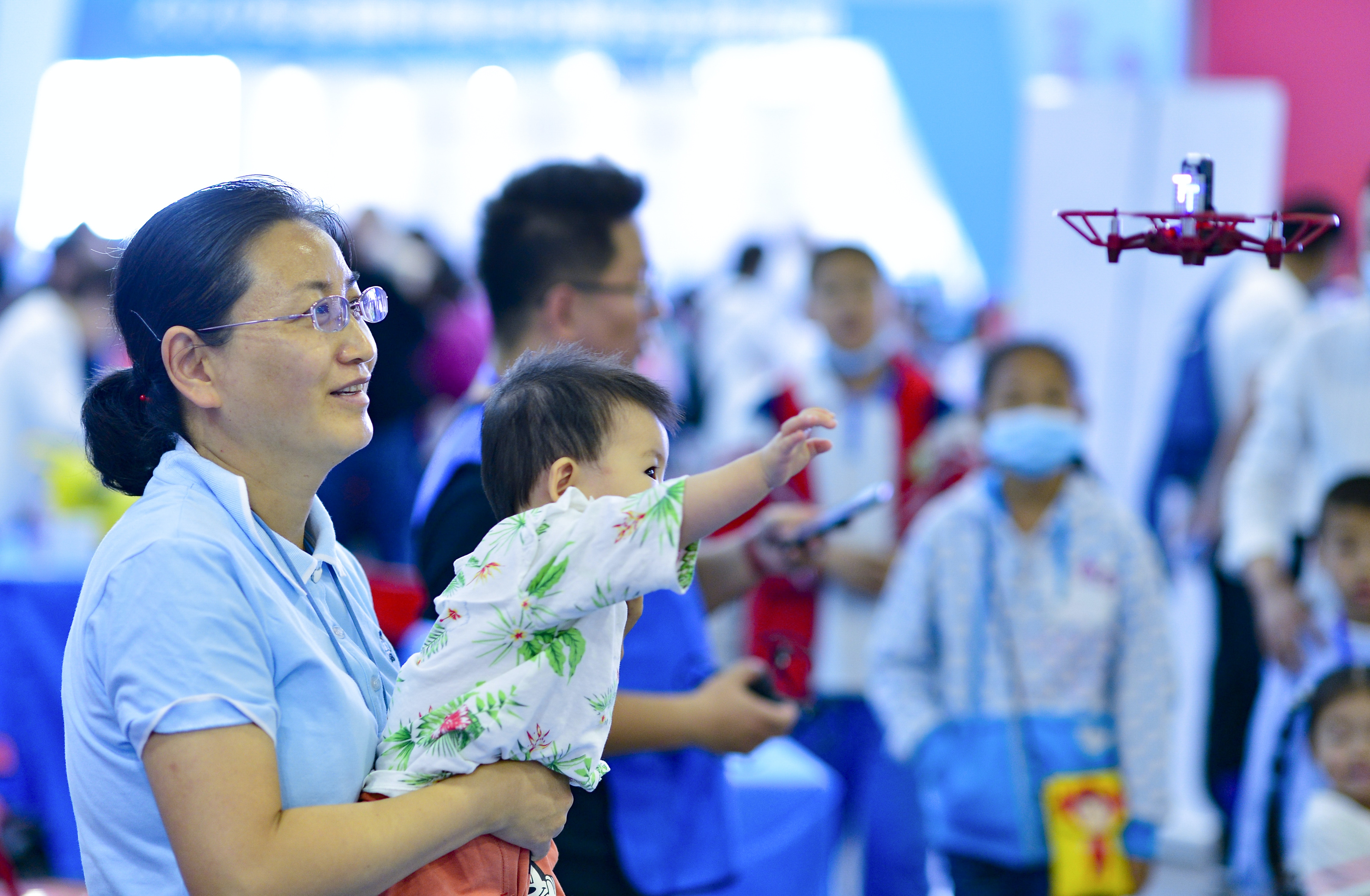 圖為9月19日中國內蒙古呼和浩特的民眾在一個科學館觀看無人機表演。（Getty）