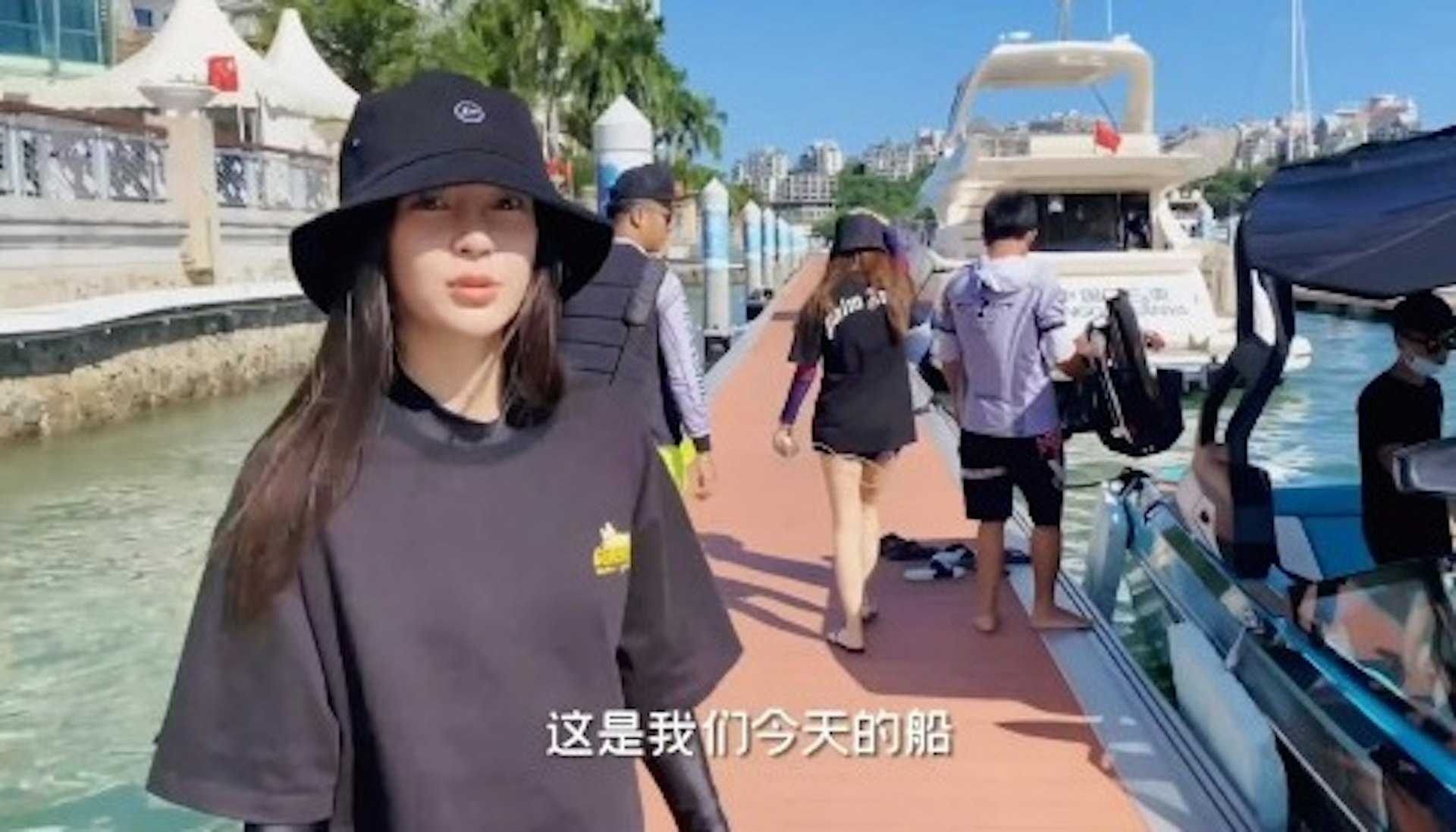 Angelababy在三亞玩Wakeboarding。(影片截圖) Angelababy在三亞玩Wakeboarding。(影片截圖)