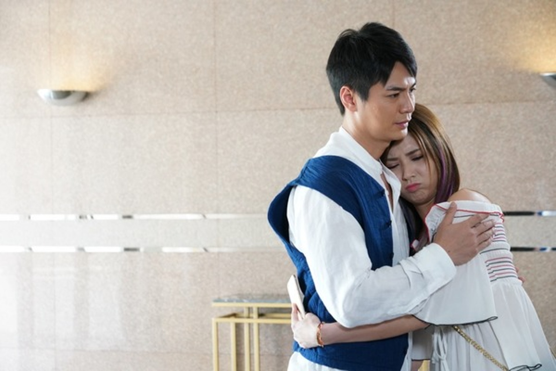 由羅子溢(前名:羅仲謙)、張曦雯、張文慈、韋家雄與張秀文主演的劇集《木棘証人》正在熱播中,而劇集中的張秀文卻選擇出軌搭上有錢人。(《木棘証人》劇照) 由羅子溢(前名:羅仲謙)、張曦雯、張文慈、韋家雄與張秀文主演的劇集《木棘証人》正在熱播中,而劇集中的張秀文卻選擇出軌搭上有錢人。(《木棘証人》劇照)