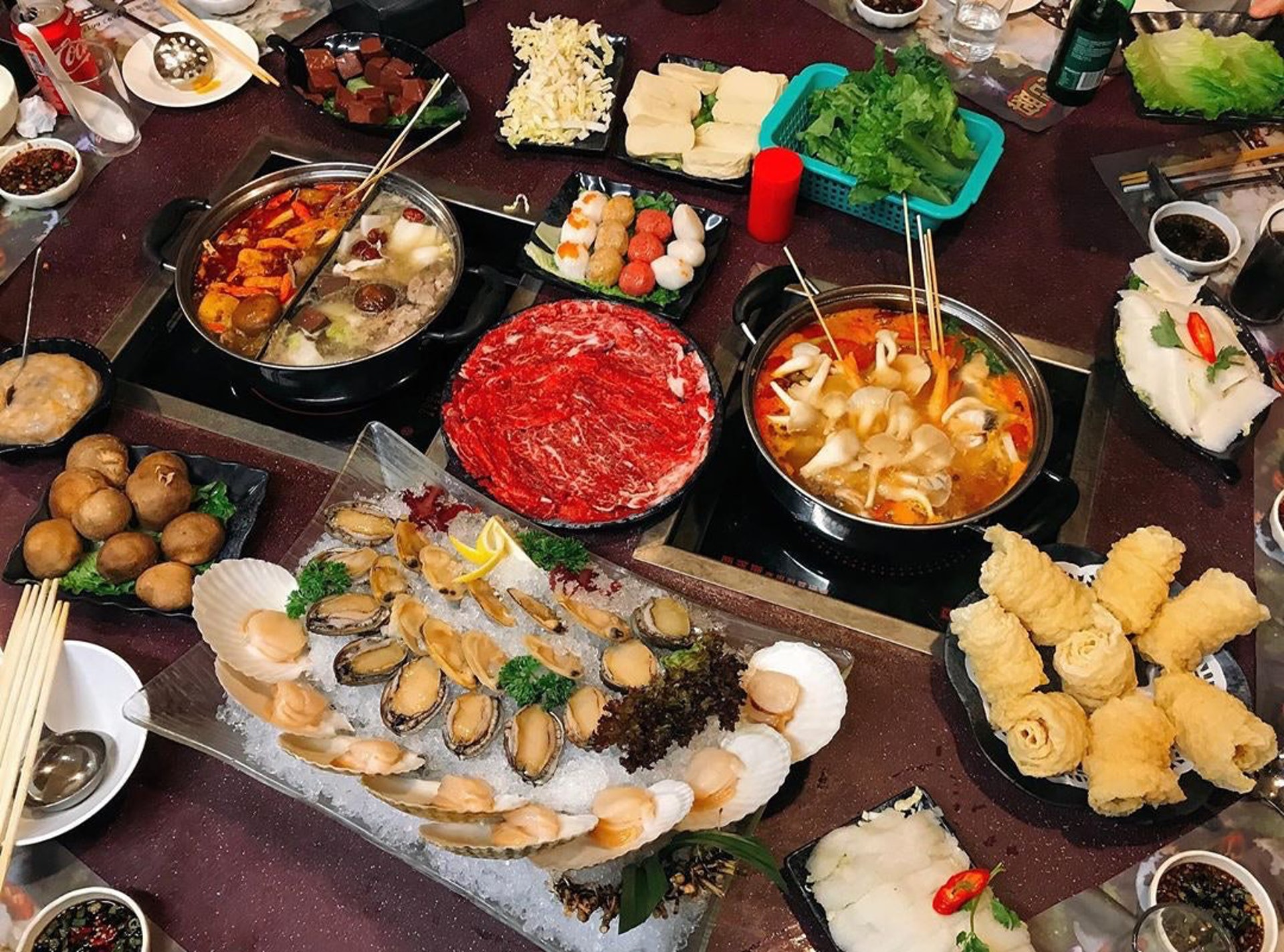 打邊爐時,燥熱積於口腔、咽喉、大腸等消化道中,在進食時可配以清熱降火的飲品,如竹庶茅根水、羅漢果茶、菊花茶等。(Instagram @superandy333) 打邊爐時,燥熱積於口腔、咽喉、大腸等消化道中,在進食時可配以清熱降火的飲品,如竹庶茅根水、羅漢果茶、菊花茶等。(Instagram @superandy333)