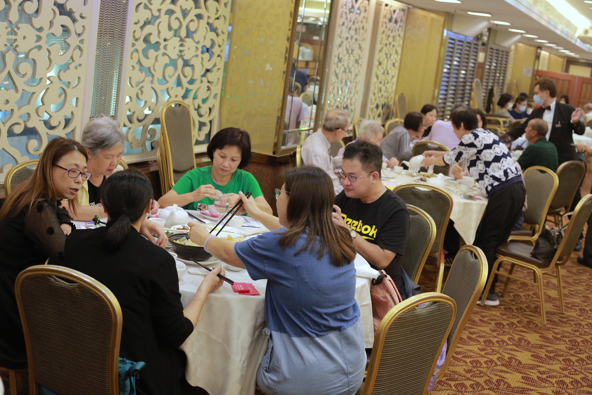 10月30日,放寛食肆防疫措施首日,倫敦大酒樓晚上不少枱都坐超過四人。(羅國輝攝) 10月30日,放寛食肆防疫措施首日,倫敦大酒樓晚上不少枱都坐超過四人。(羅國輝攝)