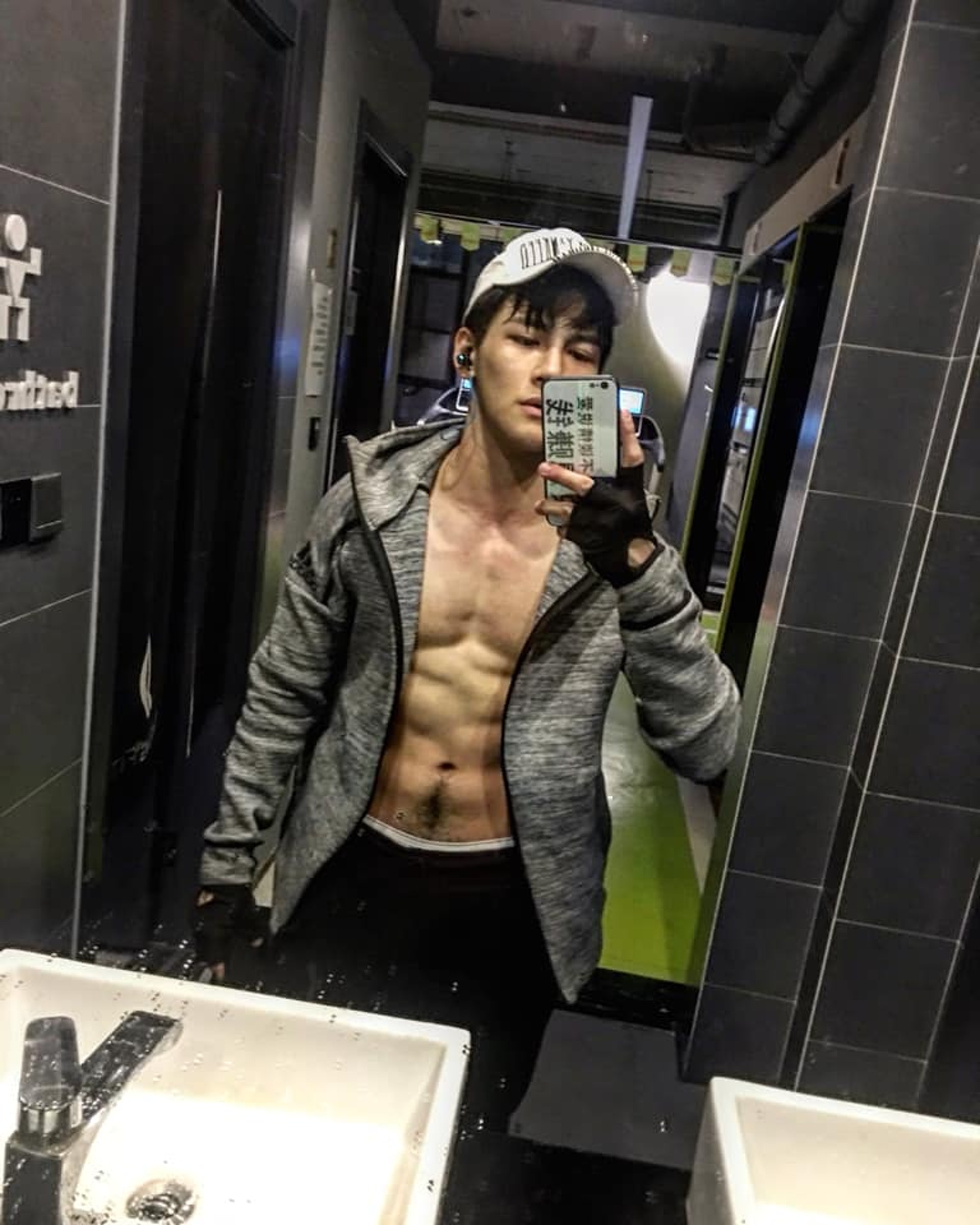 【第30名:張又瑋】最令人讚嘆的就是他那像是雕刻出來一般的冰塊腹肌,也讓他在年初的新作品《2020因為愛你》中被封為「肌肉擔當」。(Facebook@張又瑋) 【第30名:張又瑋】最令人讚嘆的就是他那像是雕刻出來一般的冰塊腹肌,也讓他在年初的新作品《2020因為愛你》中被封為「肌肉擔當」。(Facebook@張又瑋)