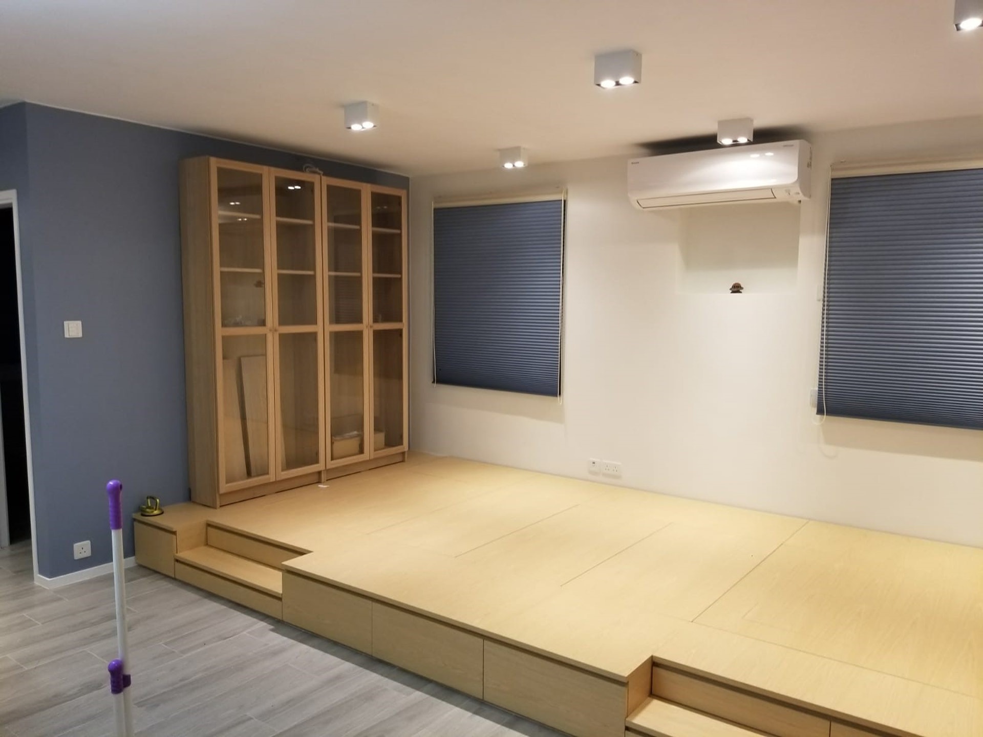 1.淺木色地板配合木色地台,大範圍木元素配合白色牆身有助為客廳增添溫馨舒適的感覺。(裝修佬提供) 1.淺木色地板配合木色地台,大範圍木元素配合白色牆身有助為客廳增添溫馨舒適的感覺。(裝修佬提供)