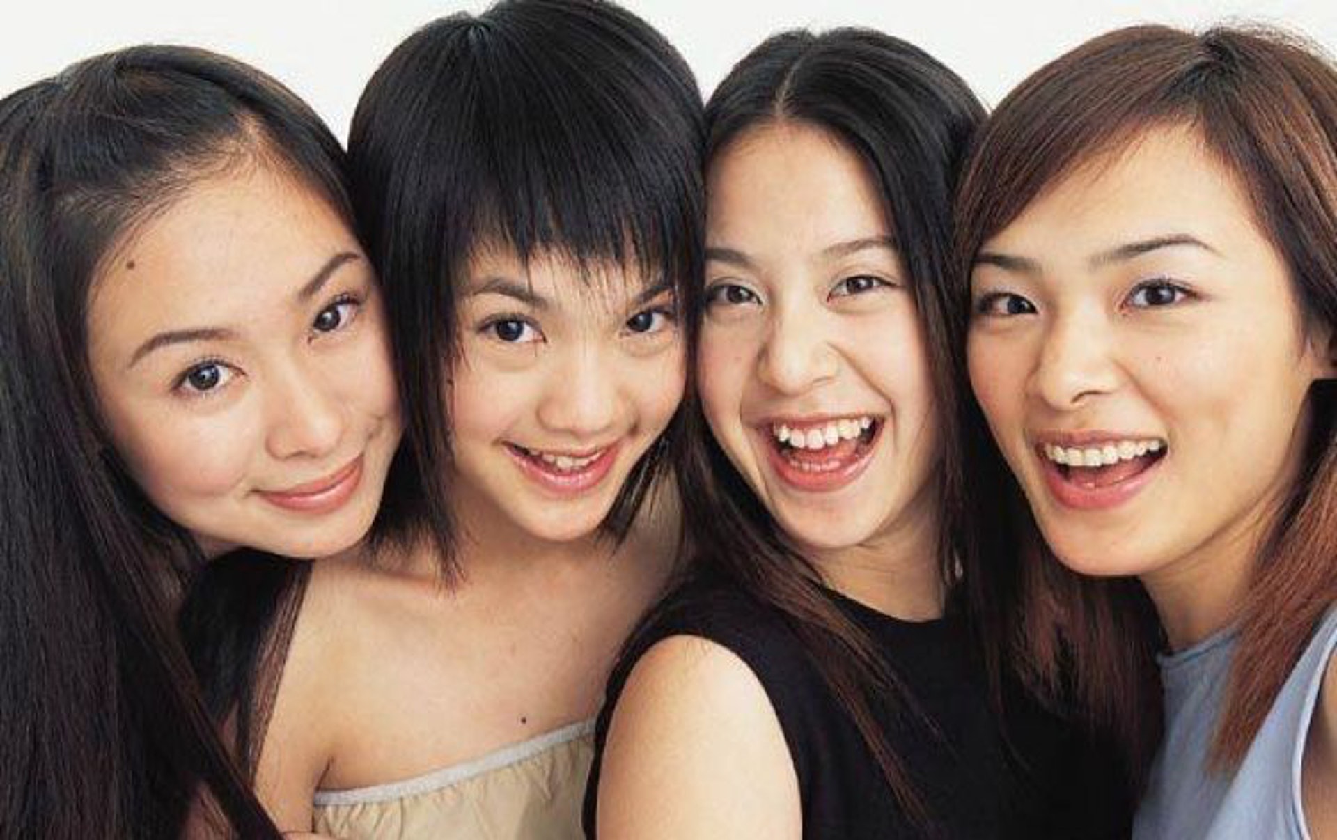 翌年楊丞琳（左二）連同黃小柔（右二）、張棋惠（左一）和冷嘉琳（右一）組成女團4in Love出道，代表作為《一千零一個願望》和《命中注定》。（網上圖片）
