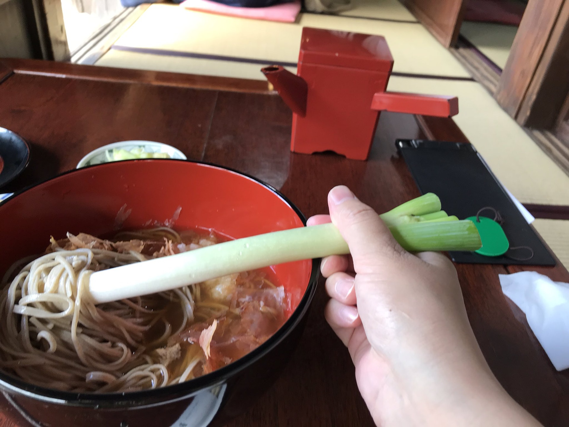 相中可見,裝着蕎麥麵的碗中正插着一條大蔥,但卻缺少了筷子。(Twitter圖片) 相中可見,裝着蕎麥麵的碗中正插着一條大蔥,但卻缺少了筷子。(Twitter圖片)