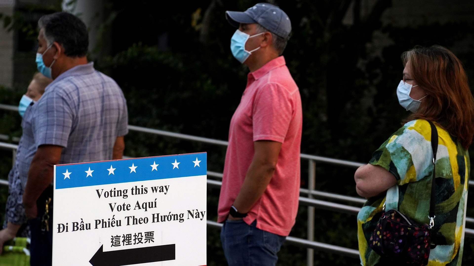 美國大選:圖為10月13日,德州休斯敦選民在票站外排隊,準備提前投票。(Reuters) 美國大選:圖為10月13日,德州休斯敦選民在票站外排隊,準備提前投票。(Reuters)