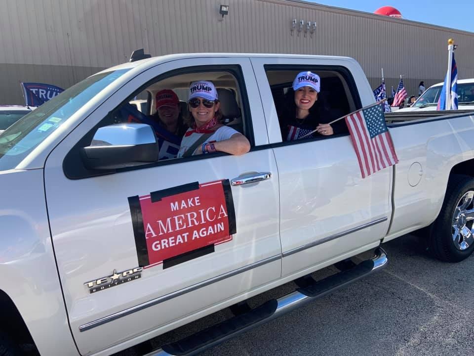 圖為11月1日，三名有份參與侯斯頓汽車遊行的女子力撐特朗普。（Facebook圖片）