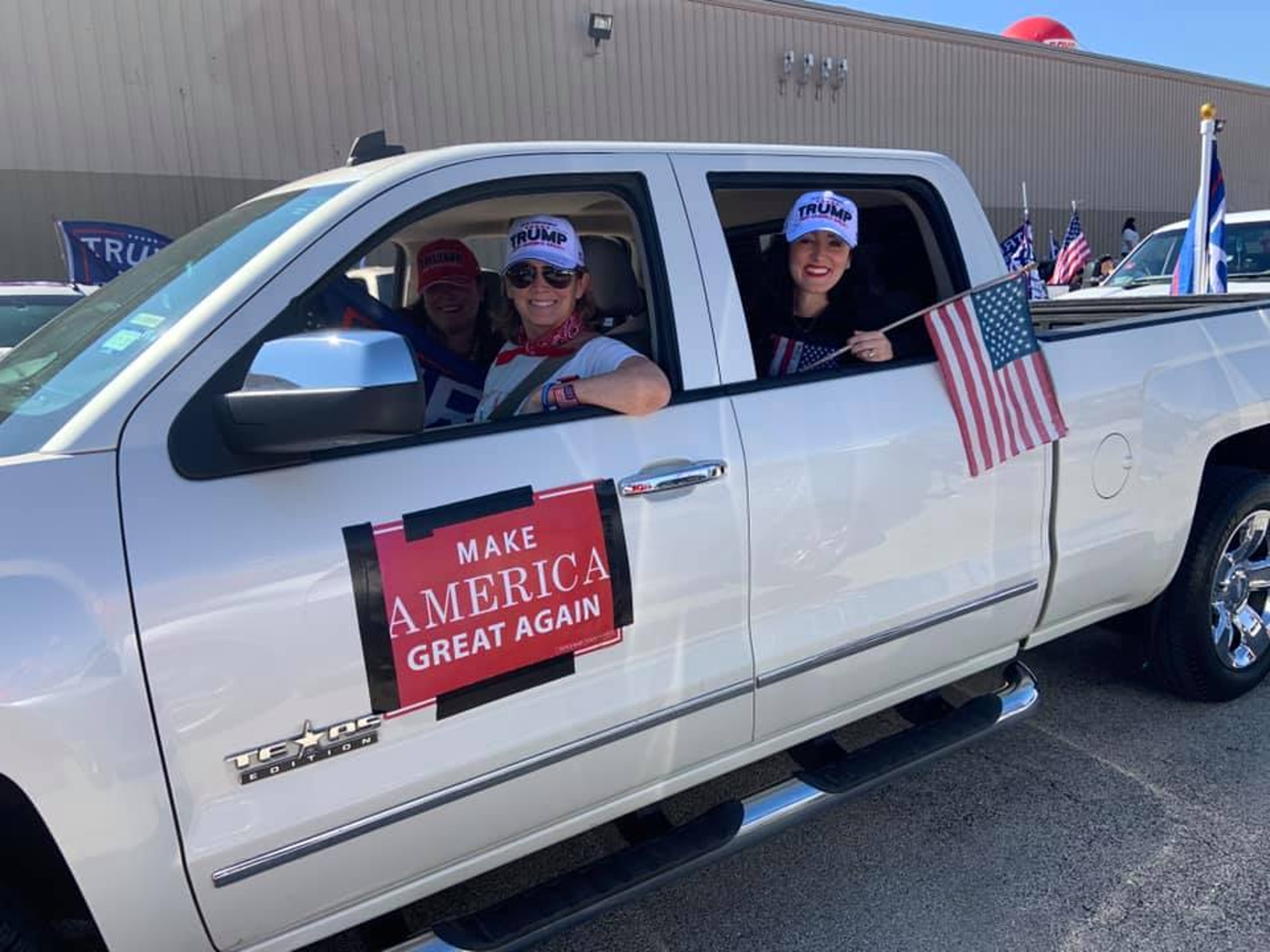 圖為11月1日,三名有份參與侯斯頓汽車遊行的女子力撐特朗普。(Facebook圖片) 圖為11月1日,三名有份參與侯斯頓汽車遊行的女子力撐特朗普。(Facebook圖片)