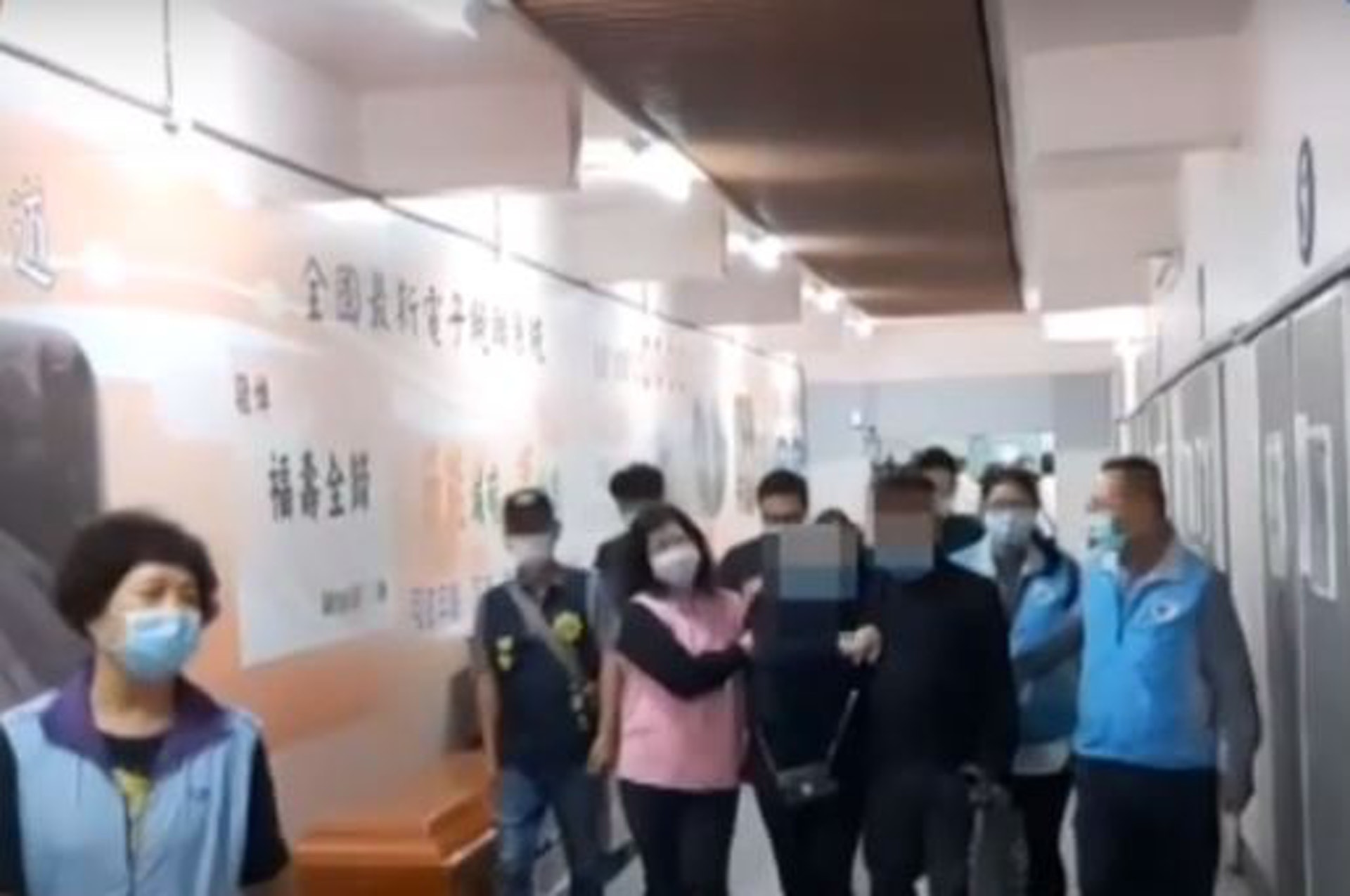鍾女父母悲痛地到殯儀館認屍。(影片截圖) 鍾女父母悲痛地到殯儀館認屍。(影片截圖)