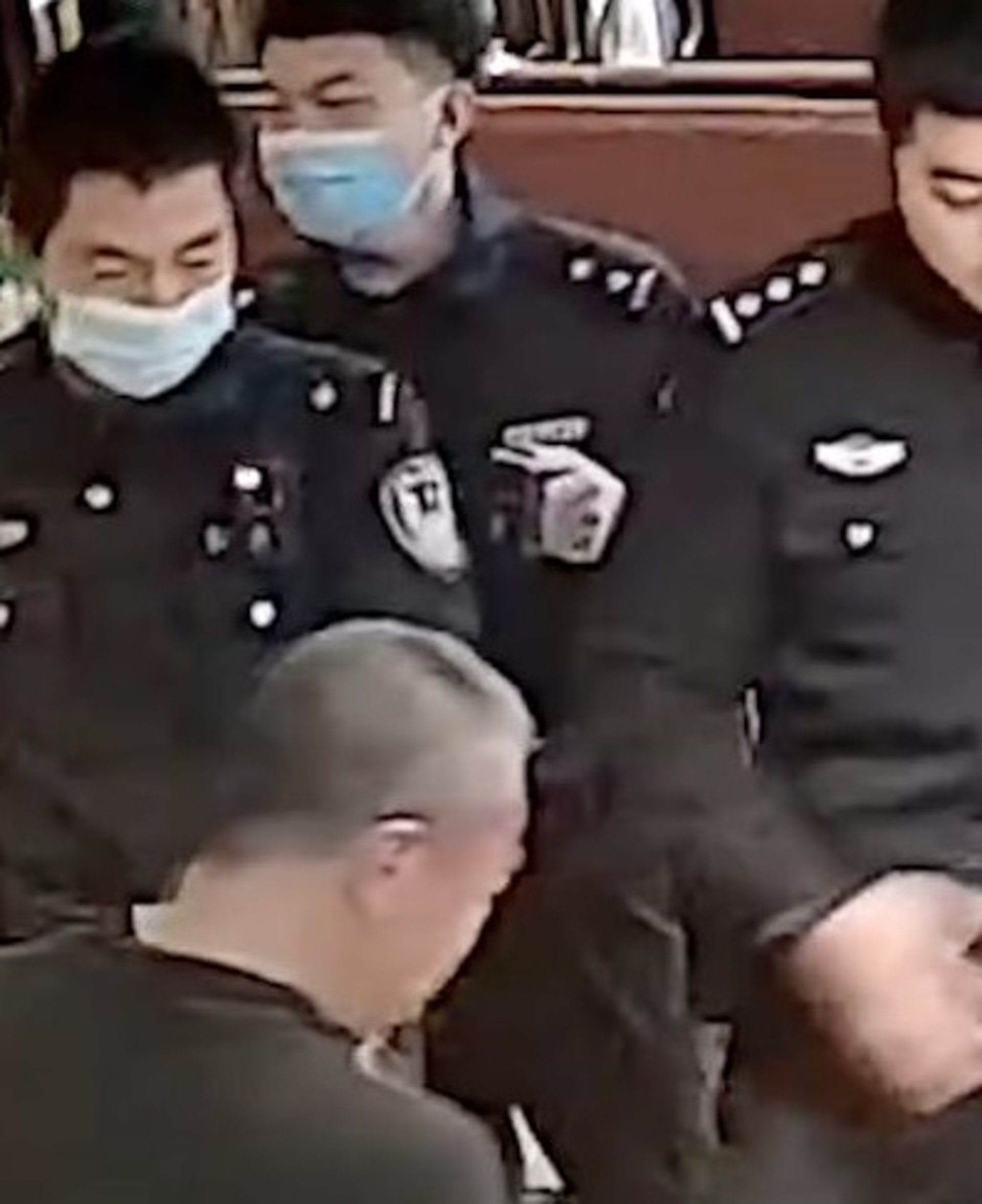 民警到場帶走多人。(影片截圖) 民警到場帶走多人。(影片截圖)