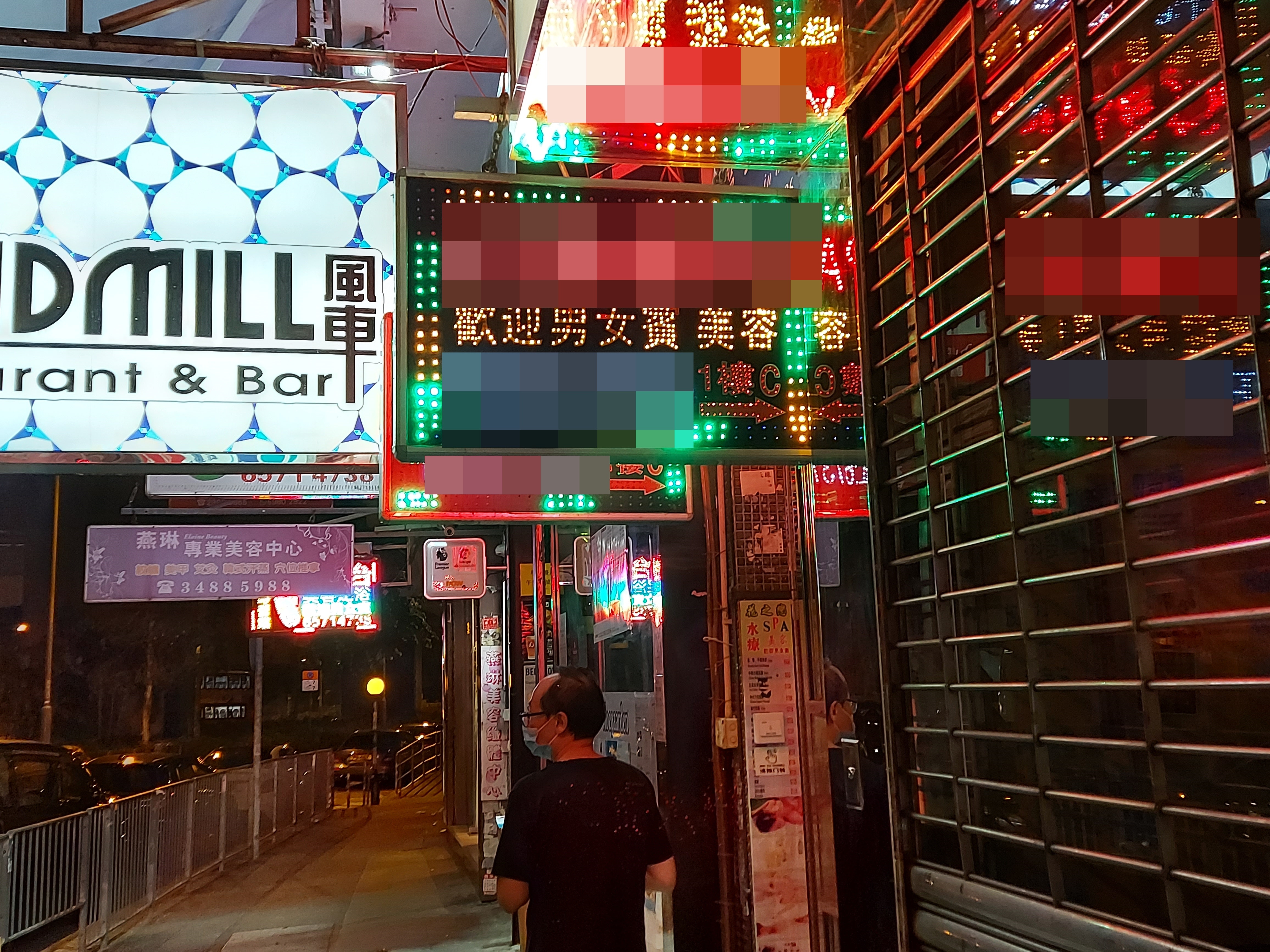 記者到大圍區視察，未見有在單位門貼招攬文字的「一樓一」，發現大多是足浴店。記者亦在互聯網搜尋，發現該區鳳姐大多是透過網上預約。（王譯揚攝）