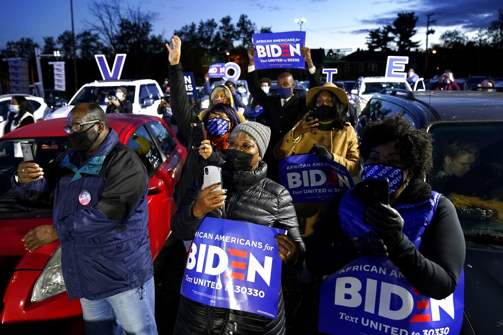 美國大選2020：圖為11月2日在賓夕法尼亞州出席拜登競選活動的民主黨支持者（AP）