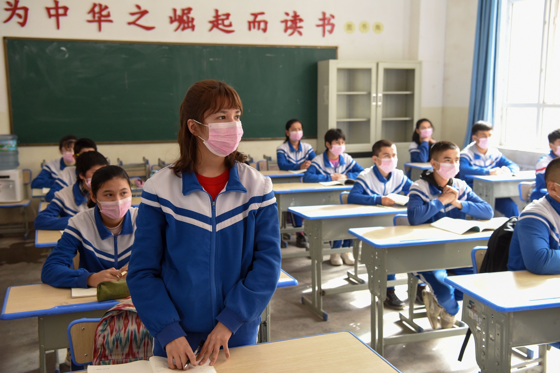 2020年10月9日,新疆喀什市東城第八初級中學初三年級學生在數學課上回答老師提問。(新華社) 2020年10月9日,新疆喀什市東城第八初級中學初三年級學生在數學課上回答老師提問。(新華社)
