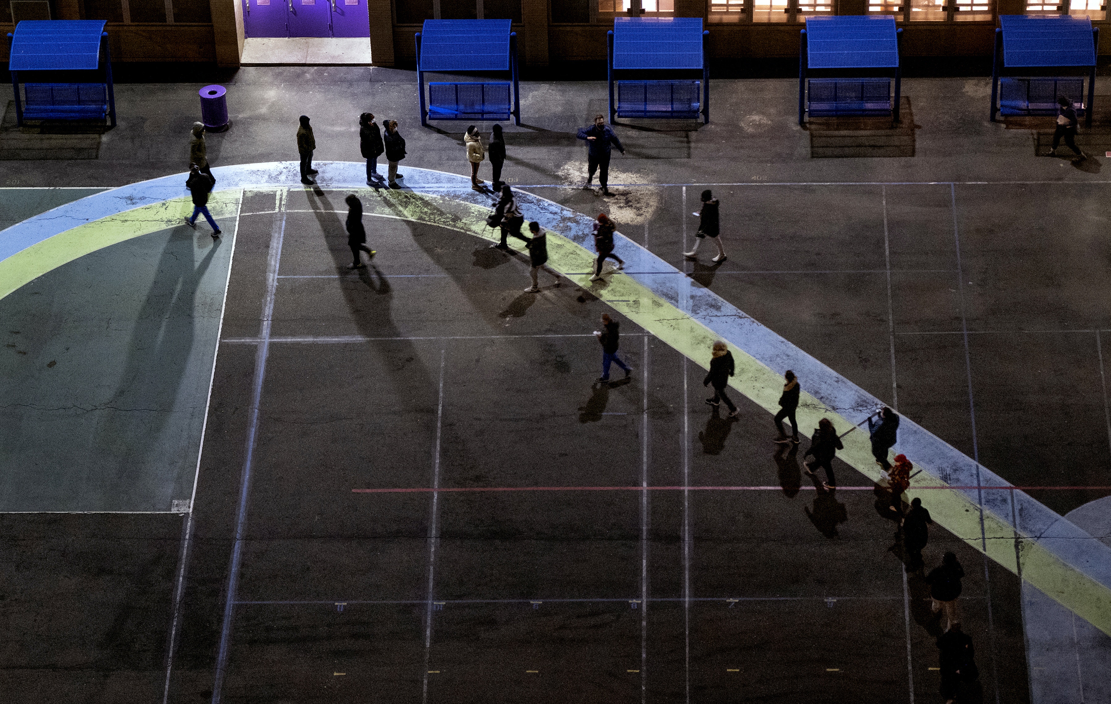 圖為2020年11月3日,美國紐約州有選民排隊等候進入票站投票。(AP) 圖為2020年11月3日,美國紐約州有選民排隊等候進入票站投票。(AP)