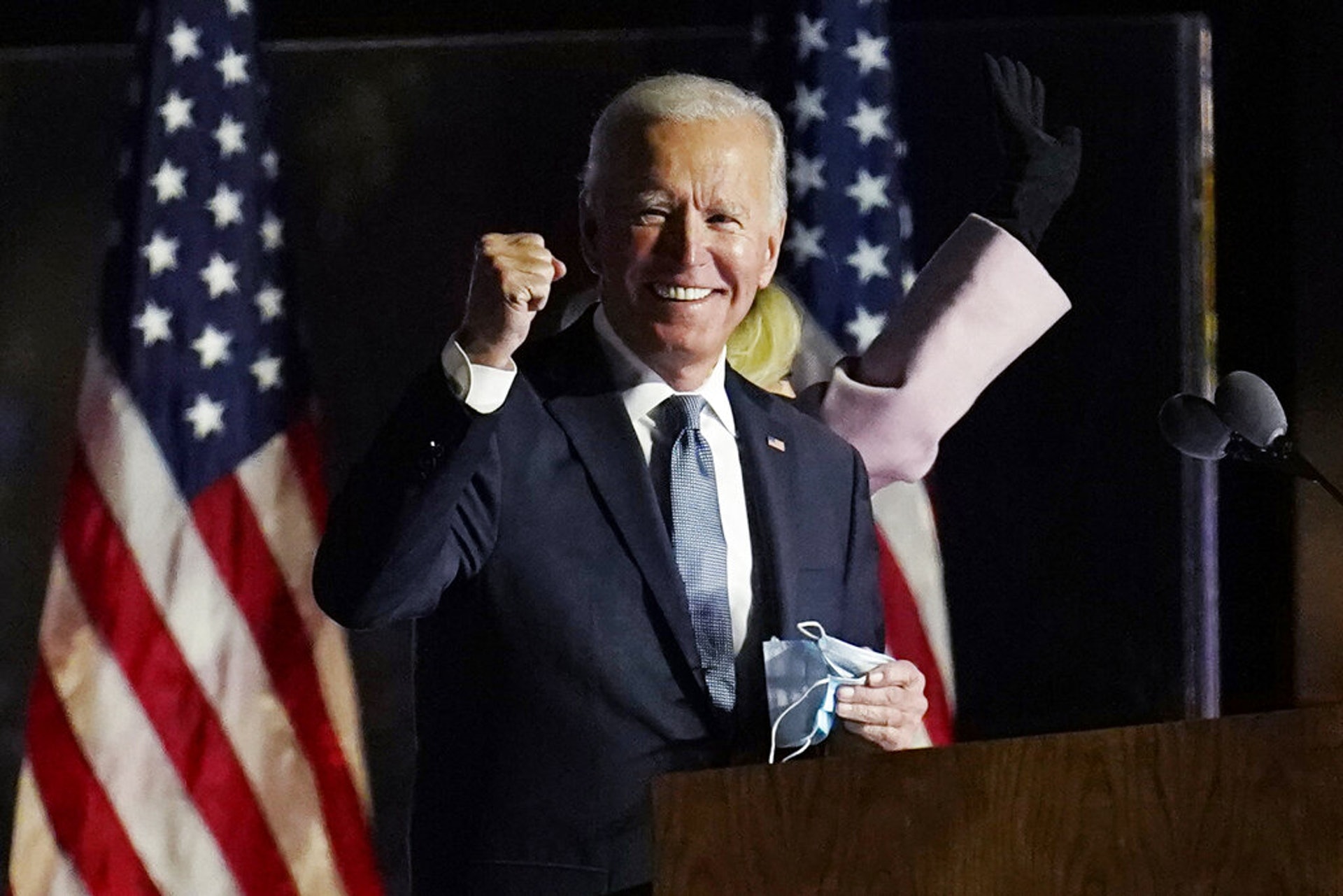 美國大選2020:圖為拜登11月4日聯同夫人吉爾在特拉華州威爾明頓出席集會,呼籲人們要對往後情況有信心。特拉華州是拜登從政之路的起點。(AP) 美國大選2020:圖為拜登11月4日聯同夫人吉爾在特拉華州威爾明頓出席集會,呼籲人們要對往後情況有信心。特拉華州是拜登從政之路的起點。(AP)