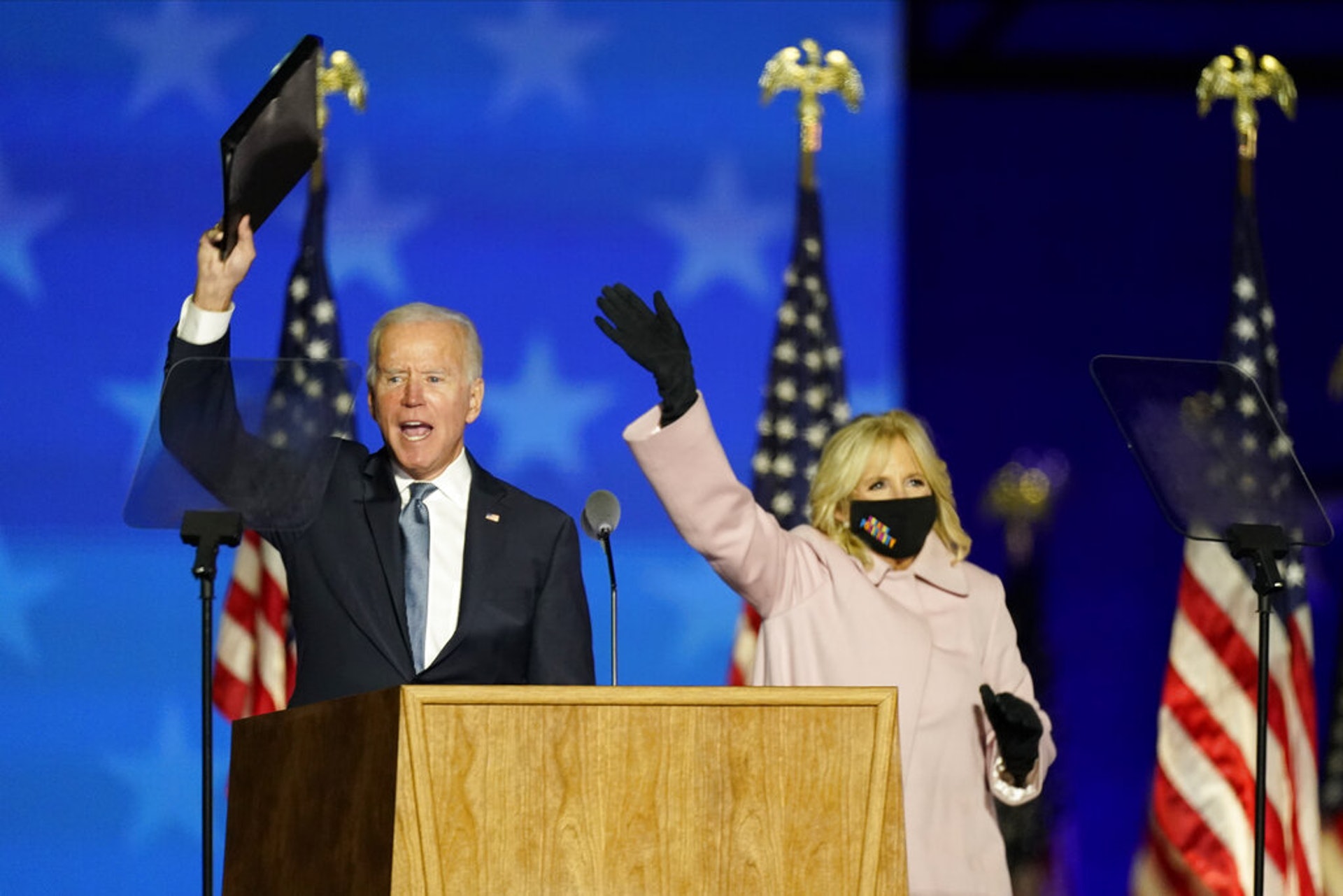 美國大選2020:圖為拜登11月4日聯同夫人吉爾在特拉華州威爾明頓出席集會,呼籲人們要對往後情況有信心。特拉華州是拜登從政之路的起點。(AP) 美國大選2020:圖為拜登11月4日聯同夫人吉爾在特拉華州威爾明頓出席集會,呼籲人們要對往後情況有信心。特拉華州是拜登從政之路的起點。(AP)
