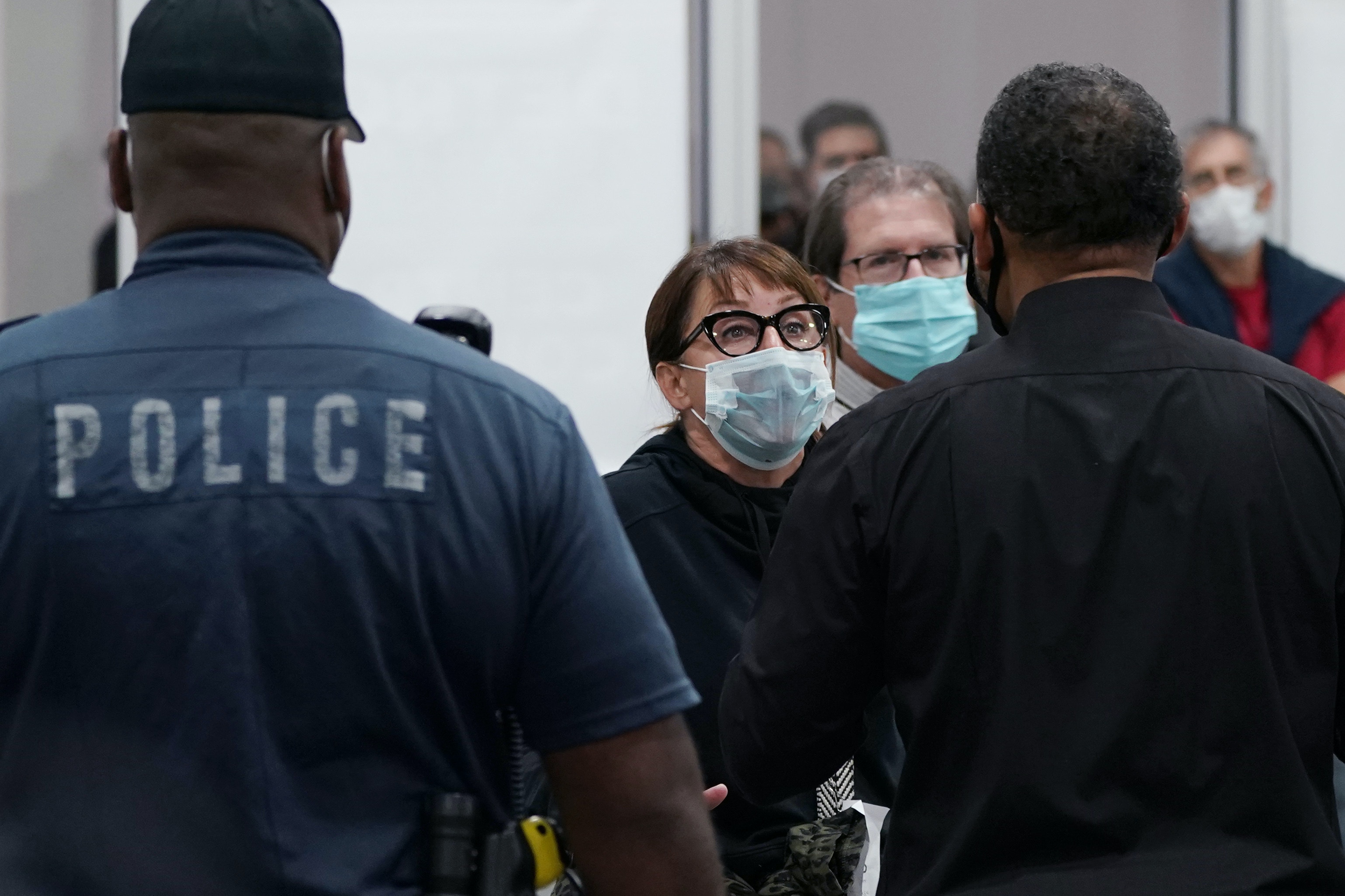 美國大選2020:圖為美國密歇根州底特律一個點票中心,站在右方的選舉官員跟一名被拒入內觀看點票的人說話。(AP) 美國大選2020:圖為美國密歇根州底特律一個點票中心,站在右方的選舉官員跟一名被拒入內觀看點票的人說話。(AP)