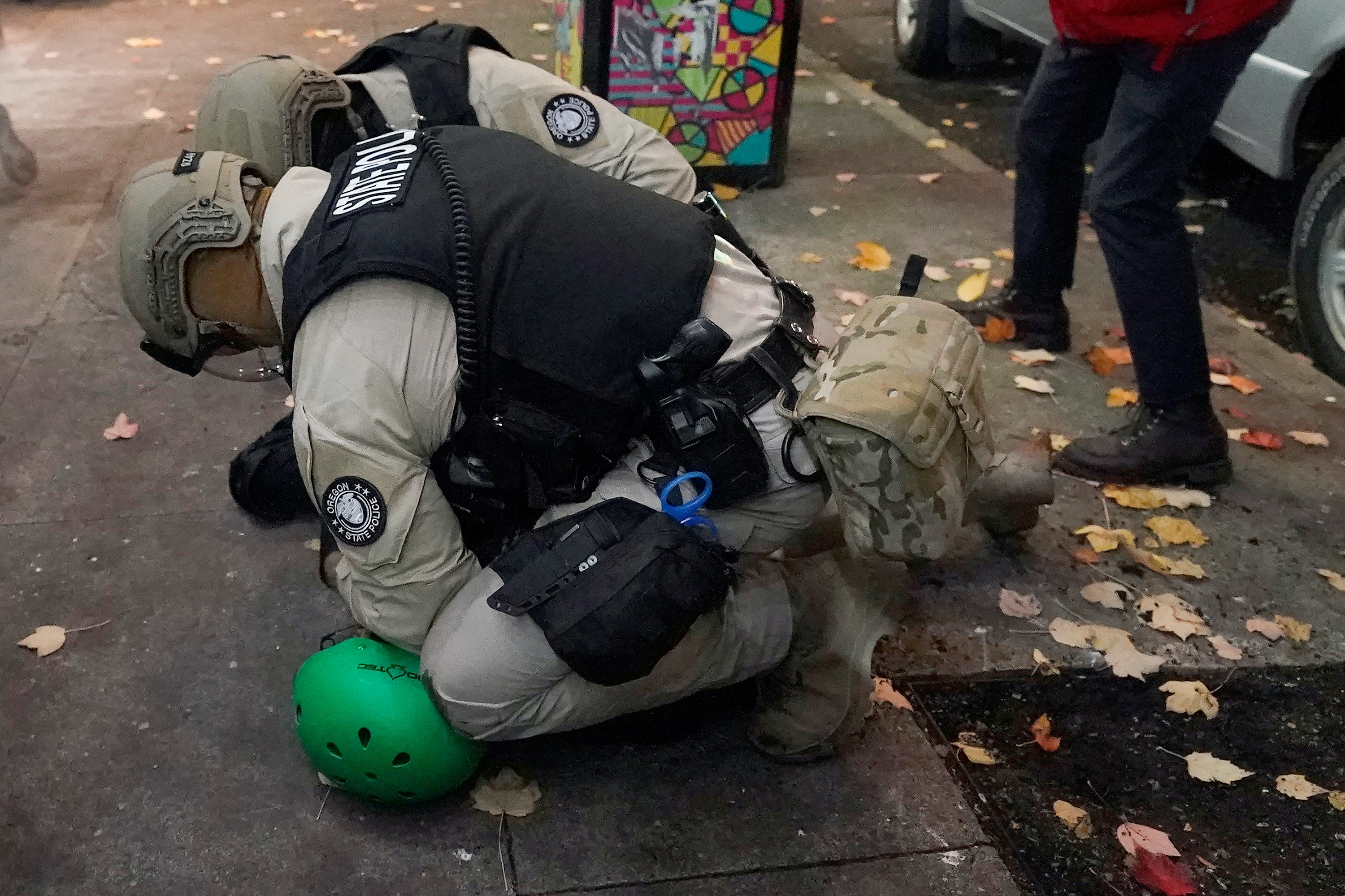 美國大選2020:圖為11月4日俄勒岡州的警員在波特蘭市拘捕一名示威者。(AP) 美國大選2020:圖為11月4日俄勒岡州的警員在波特蘭市拘捕一名示威者。(AP)