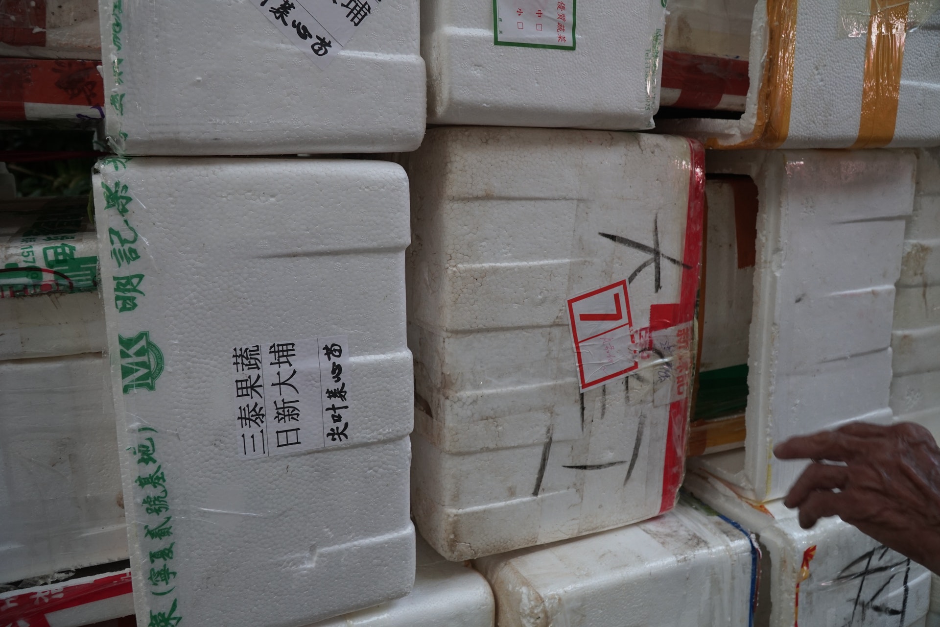 除店鋪貨物阻街外,亦有市民向申訴專員公署投訴,店鋪在街道隨處放置雜物,如發泡膠箱、膠籃、回收鐵籠、建築物料或廢料等。(資料圖片) 除店鋪貨物阻街外,亦有市民向申訴專員公署投訴,店鋪在街道隨處放置雜物,如發泡膠箱、膠籃、回收鐵籠、建築物料或廢料等。(資料圖片)