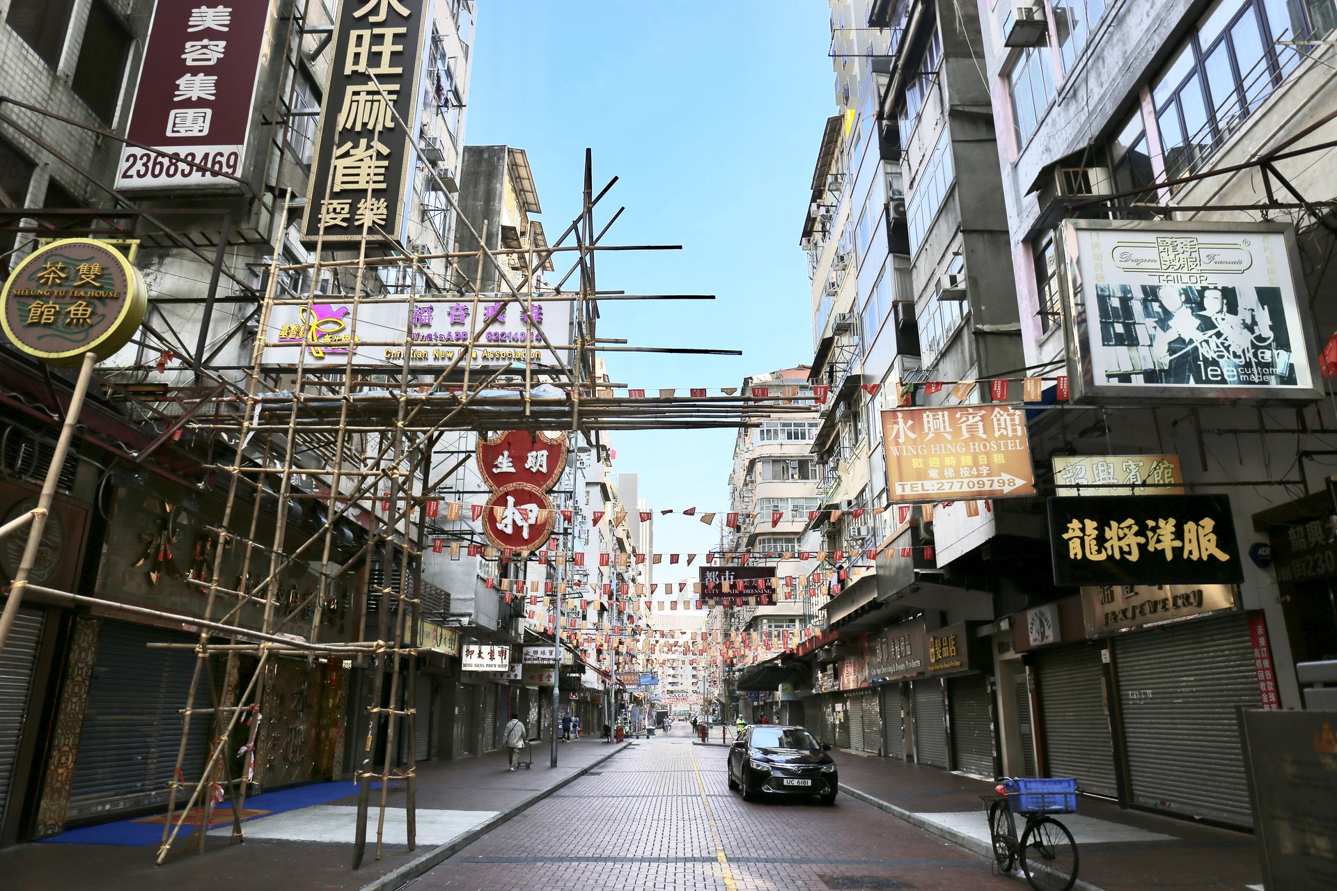 有服裝店職員稱,Jacky跟老翁居住在廟街一大廈,老翁常常帶狗散步。(郭倩雯攝) 有服裝店職員稱,Jacky跟老翁居住在廟街一大廈,老翁常常帶狗散步。(郭倩雯攝)