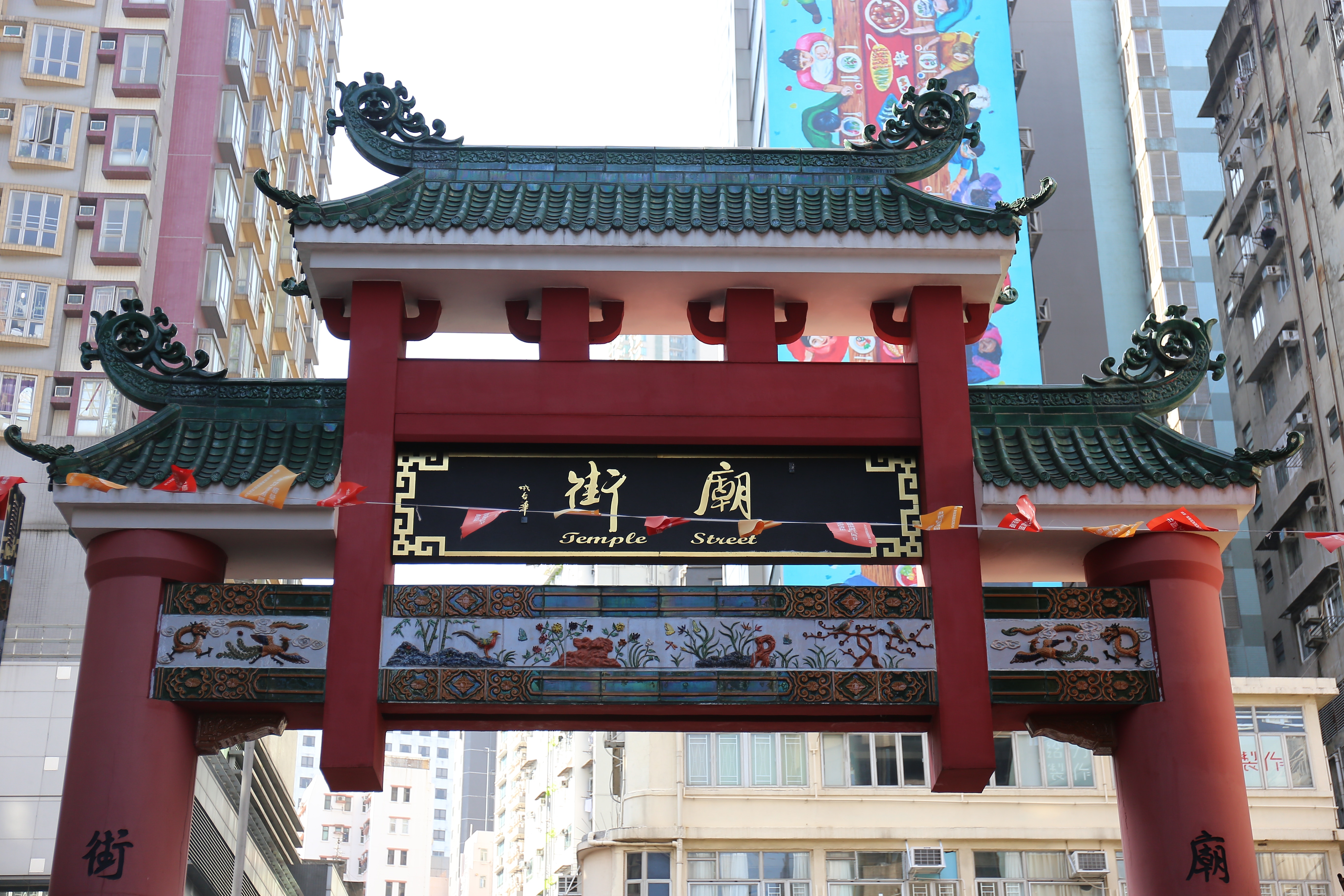 有服裝店職員稱,Jacky跟老翁居住在廟街一大廈,老翁常常帶狗散步。(郭倩雯攝) 有服裝店職員稱,Jacky跟老翁居住在廟街一大廈,老翁常常帶狗散步。(郭倩雯攝)