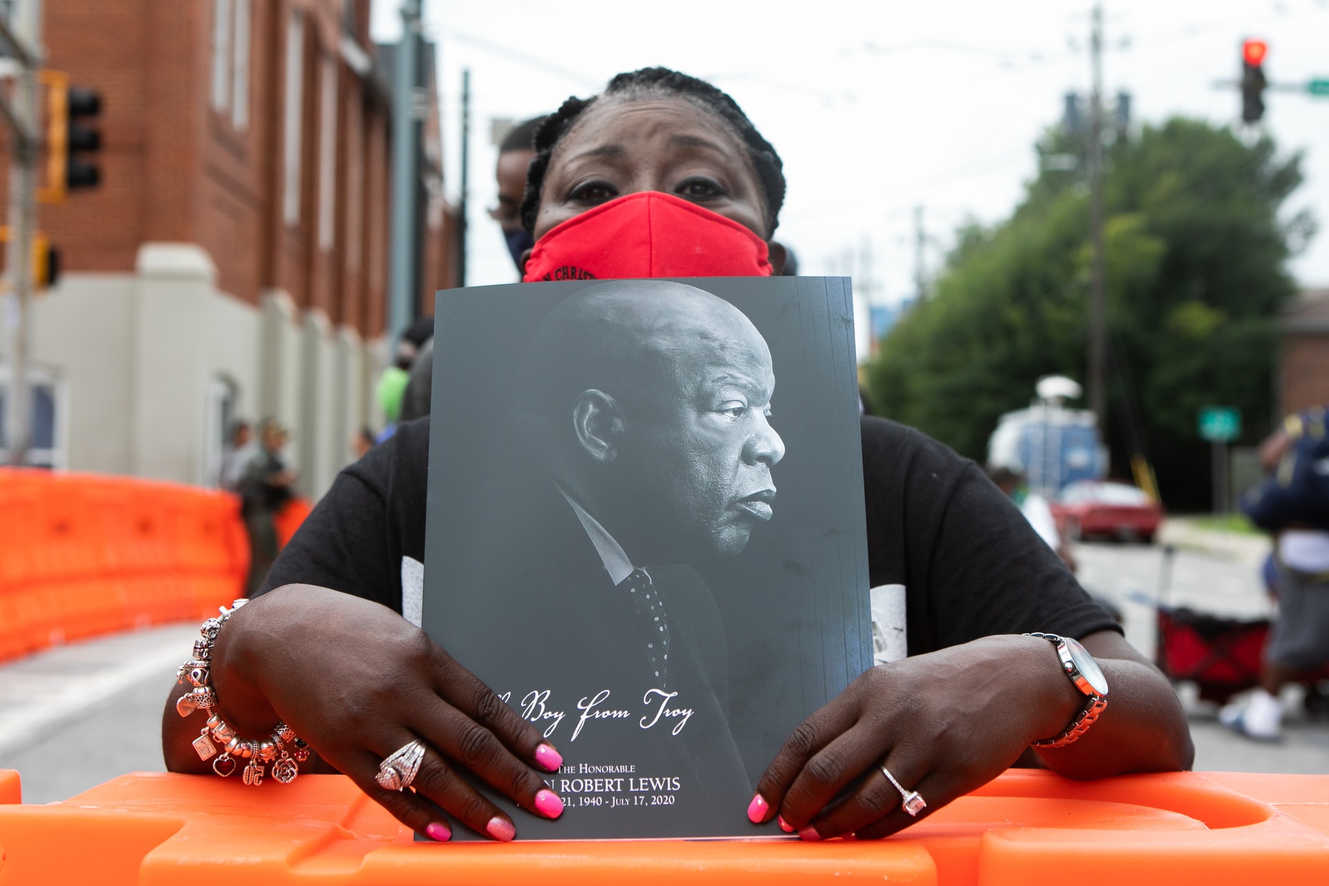 喬治亞州雖然是民主黨籍總統卡特(Jimmy Carter)的出世地以及已故著名黑人民權領袖兼眾議員劉易斯(John Lewis)的根據地,但這個傳統紅州對上一次選出民主黨總統候選人就已經要數到1992年的克林頓(Bill Clinton)。圖為2020年7月30日,劉易斯的葬禮於亞特蘭大舉行,有人手持相片告別。(Getty Images) 喬治亞州雖然是民主黨籍總統卡特(Jimmy Carter)的出世地以及已故著名黑人民權領袖兼眾議員劉易斯(John Lewis)的根據地,但這個傳統紅州對上一次選出民主黨總統候選人就已經要數到1992年的克林頓(Bill Clinton)。圖為2020年7月30日,劉易斯的葬禮於亞特蘭大舉行,有人手持相片告別。(Getty Images)