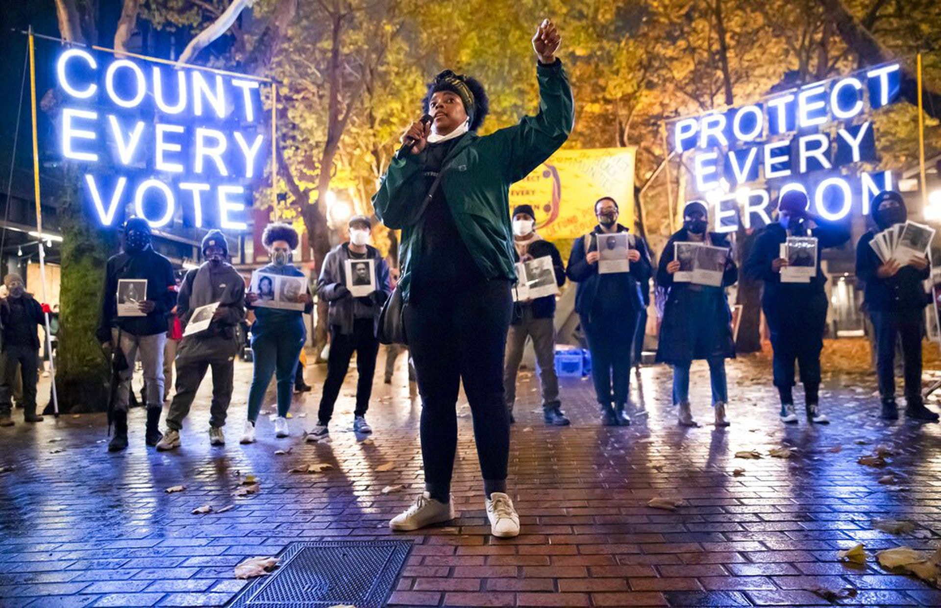 美國大選2020：賓夕法尼亞州（Pennsylvania）仍在點票之中，特朗普一度與拜登甩開70萬票差距。有民眾在街頭要求要完成所有選票的點算。（美聯社）