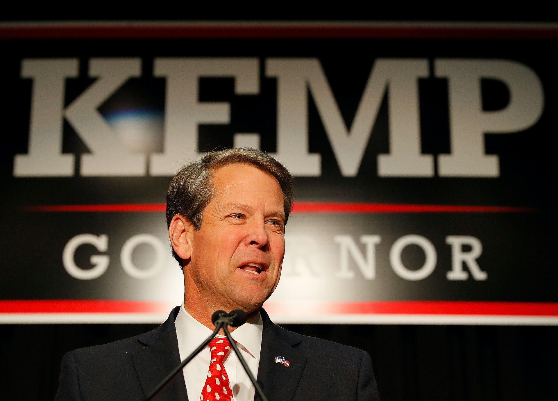 艾布拉姆斯當年以1.5個百分點的差距落敗給共和黨候選人肯普(Brian Kemp)。不過民主黨和艾布拉姆斯的競選團隊指控身兼州務卿的肯普壓制選民,例如未有進行選民登記程序、大規模取消登記選民資格、關閉票站等,影響部份非裔選民。圖為2018年11月6日,肯普於喬治亞州出席選舉夜活動。(Getty Images) 艾布拉姆斯當年以1.5個百分點的差距落敗給共和黨候選人肯普(Brian Kemp)。不過民主黨和艾布拉姆斯的競選團隊指控身兼州務卿的肯普壓制選民,例如未有進行選民登記程序、大規模取消登記選民資格、關閉票站等,影響部份非裔選民。圖為2018年11月6日,肯普於喬治亞州出席選舉夜活動。(Getty Images)