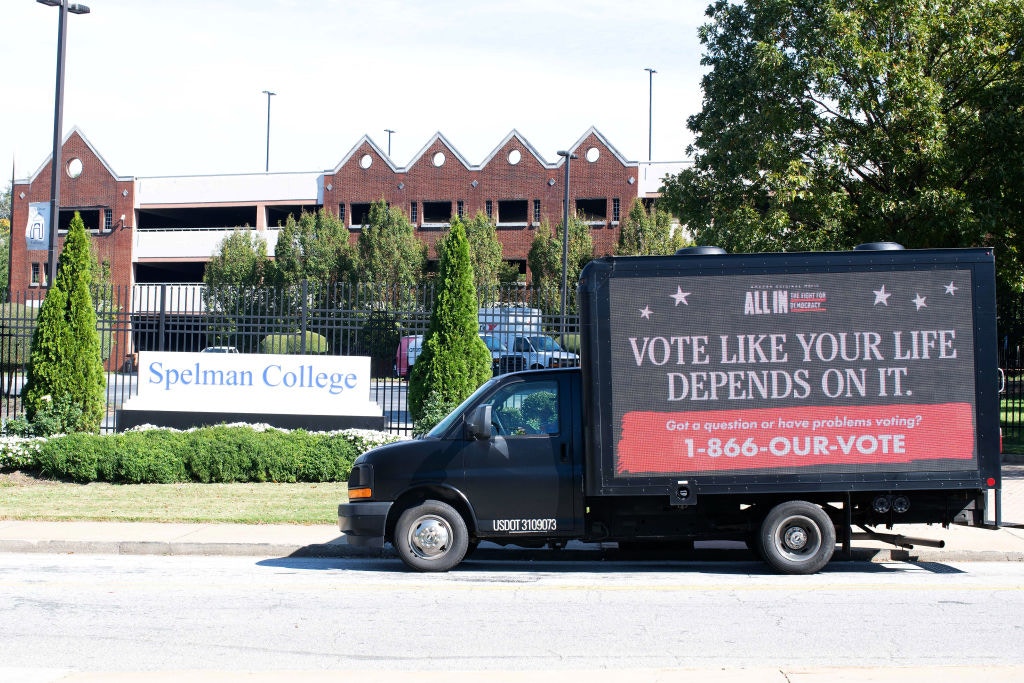 艾布拉姆斯早於2013年已經成立選民登記非牟利組織New Georgia Project。落選州長後，她再成立非牟利組織Fair Fight對抗壓制選民，並期望延續州長選舉的成就。當年，拉丁裔、亞裔和太平洋島民選民投票率增加兩倍，年輕選民投票率也增加一倍。圖為2020年10月31日，亞特蘭大有廣告牌呼籲選民投票。（Getty Images）