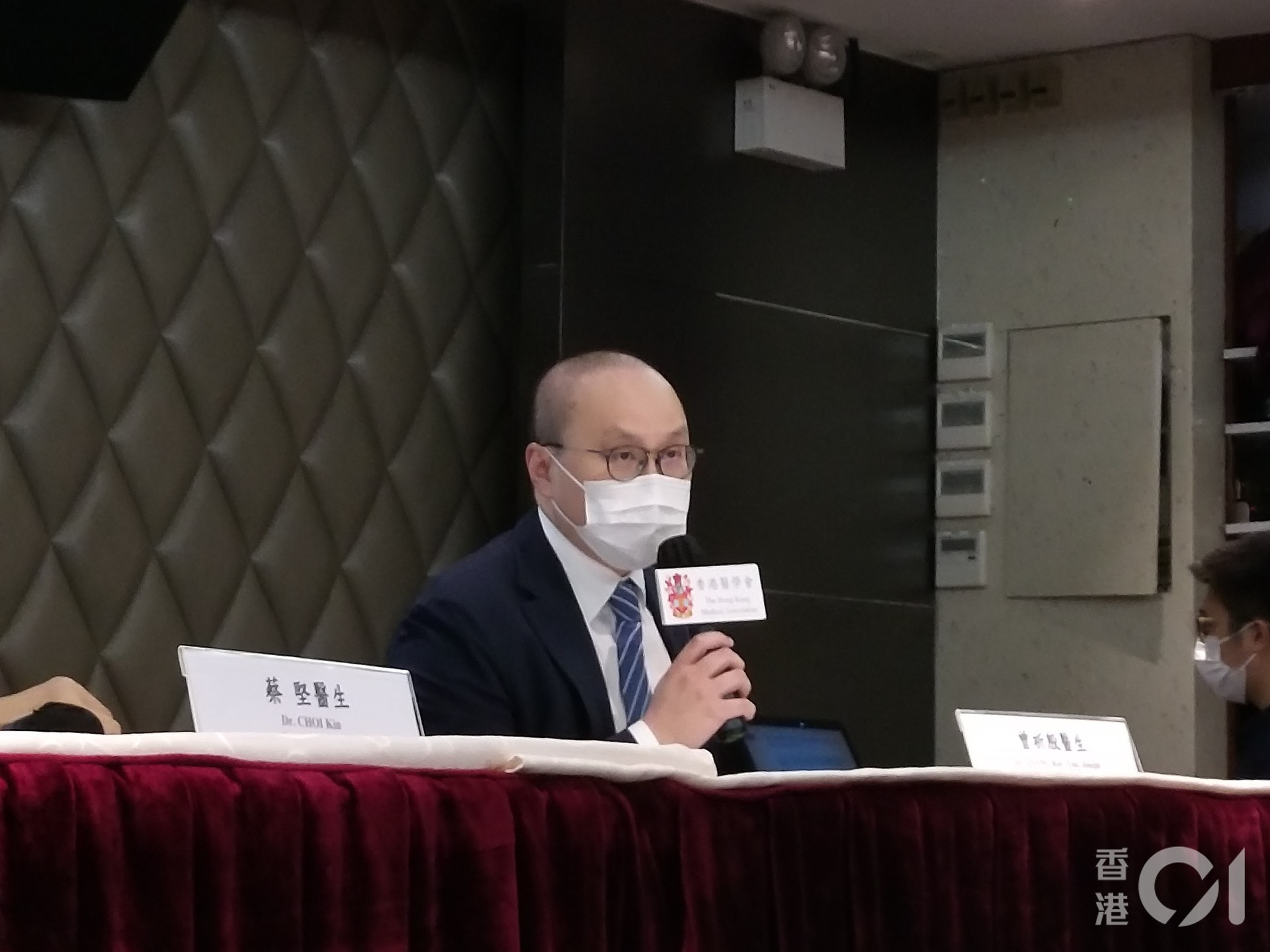 曾殷祈表示,香港醫學會樂意與政府就不同方案與其可行性進行討論,但政府亦要考慮香港對病毒的測試能力,斟酌實行強制測試的範圍。(黃穎津攝) 曾殷祈表示,香港醫學會樂意與政府就不同方案與其可行性進行討論,但政府亦要考慮香港對病毒的測試能力,斟酌實行強制測試的範圍。(黃穎津攝)