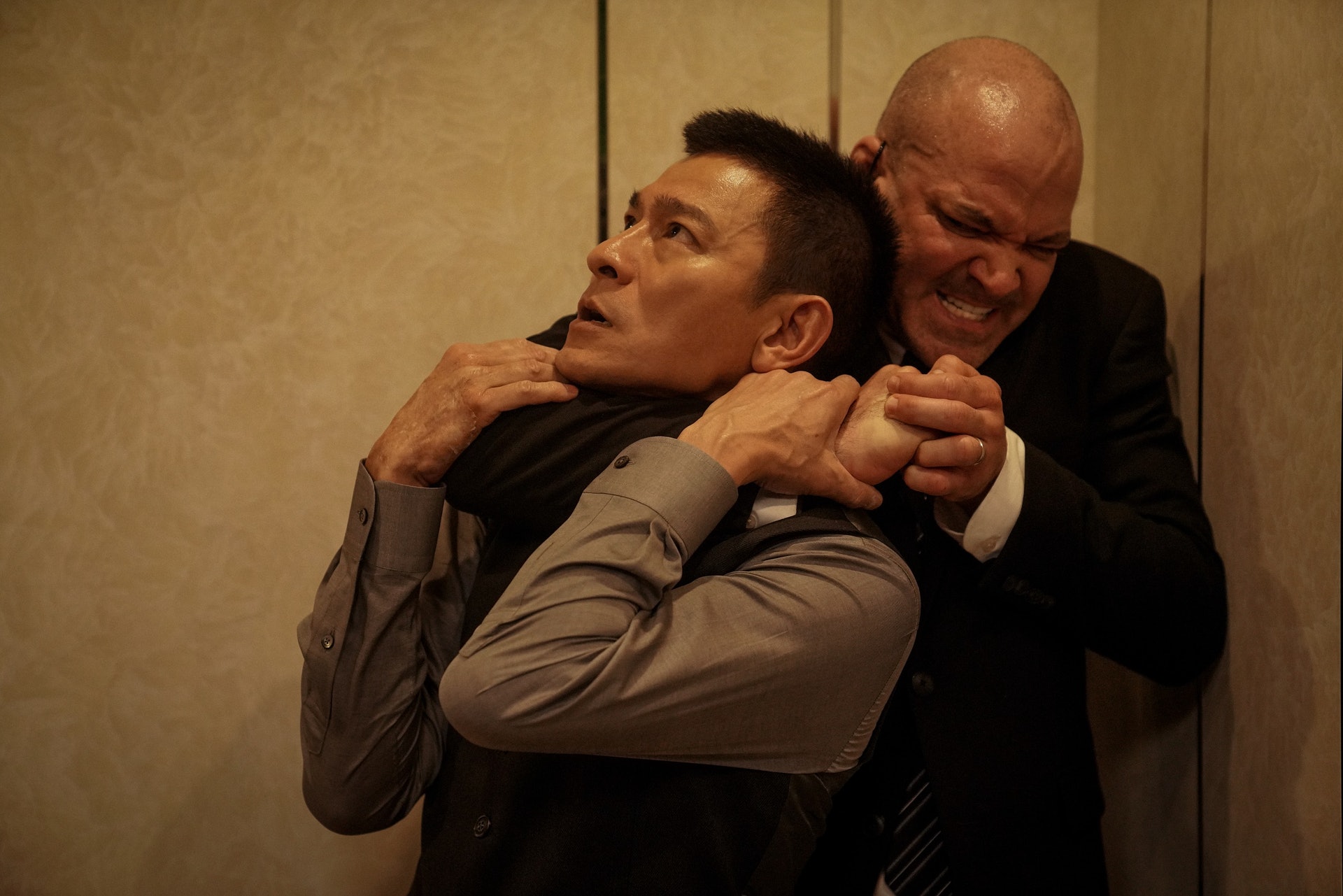 今集講香港發生連環爆炸案,前拆彈專家潘乘風(劉德華 飾)更在一次意外,昏迷於案發現場,更被警方列為為頭號嫌疑犯,要找劉青雲來暗中查訪。(《拆彈專家2》劇照)