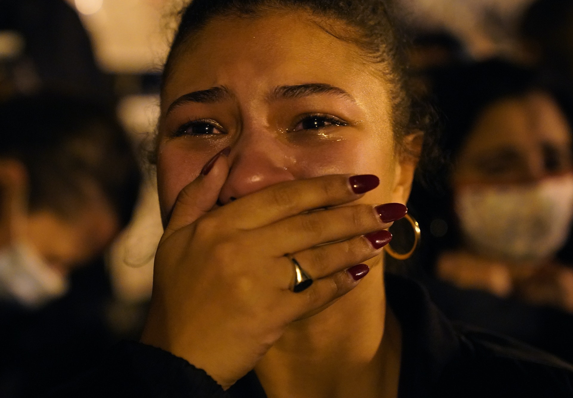 美國大選2020：圖為11月7日美國一名女子在白宮附近「黑人的命也是命廣場」聽到拜登的勝利宣言時，激動落淚。（AP）