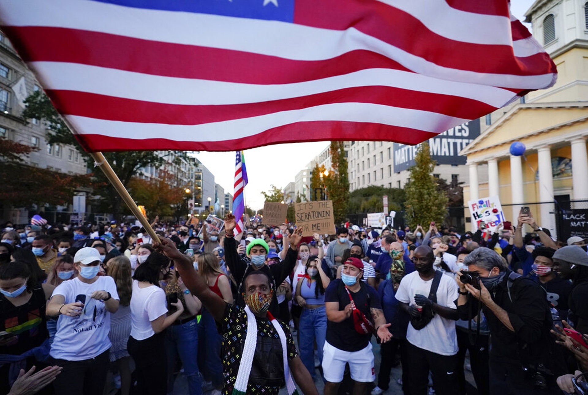 美國大選：圖為11月7日首華盛頓的「黑人的命也是命廣場」上，群眾在慶祝拜登勝選。（AP）