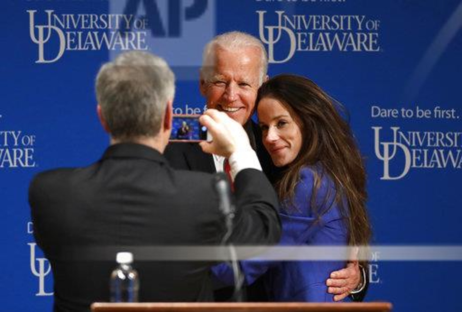 2017年3月13日，前副總統拜登與他的女兒阿什莉在特拉華大學宣布成立拜登研究所（Biden Institute）。 圖文發佈會後父女兩人正在合影。(AP)
