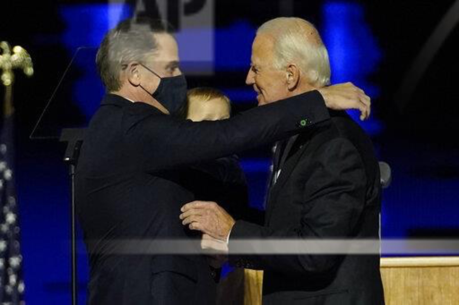 2020年11月7日，亨特（左）擁抱當選總統、他的父親拜登（右）。（AP）