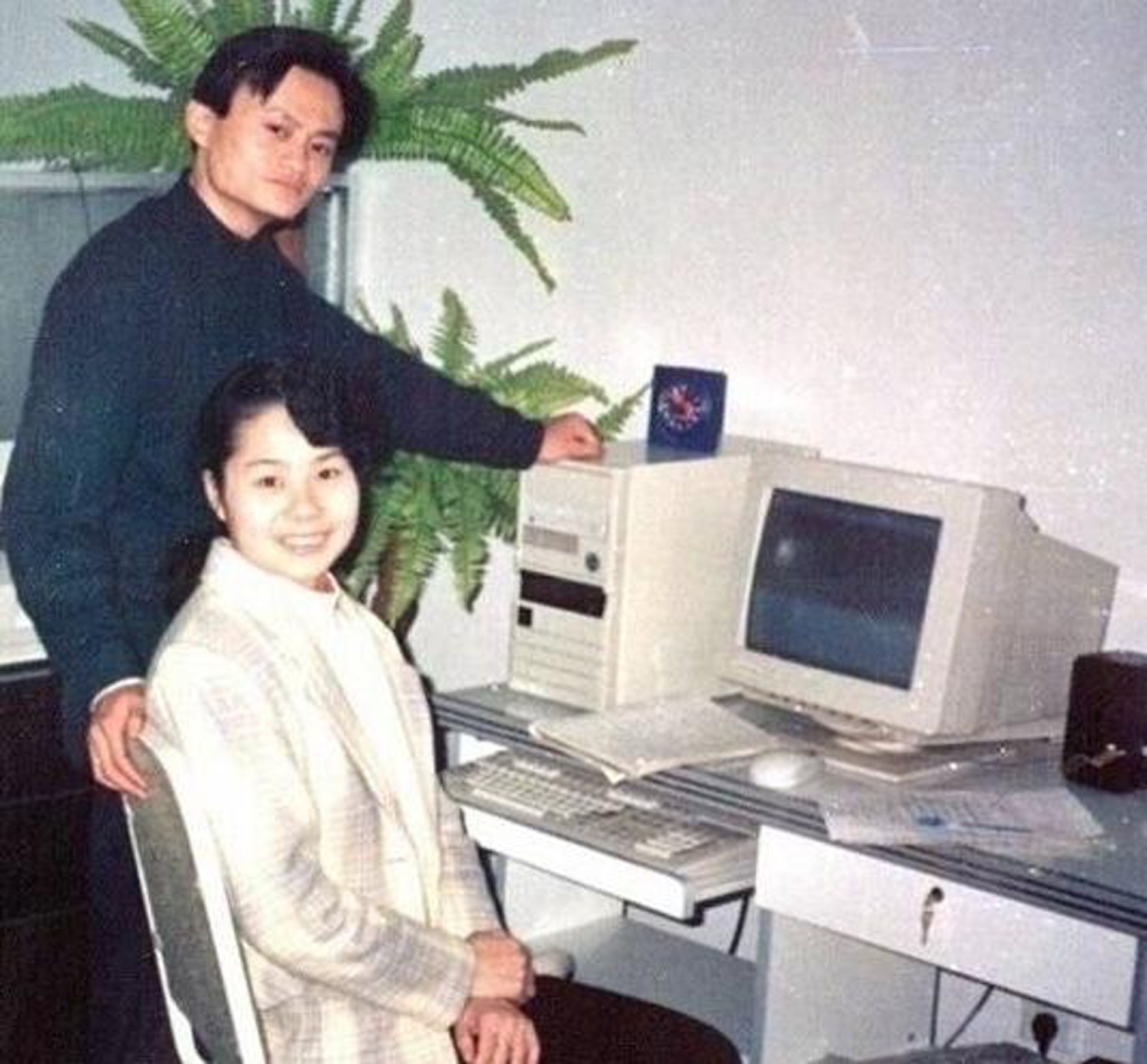 馬雲與太太張瑛是大學同學,愛情長跑超過30年。(白狐@知乎) 馬雲與太太張瑛是大學同學,愛情長跑超過30年。(白狐@知乎)