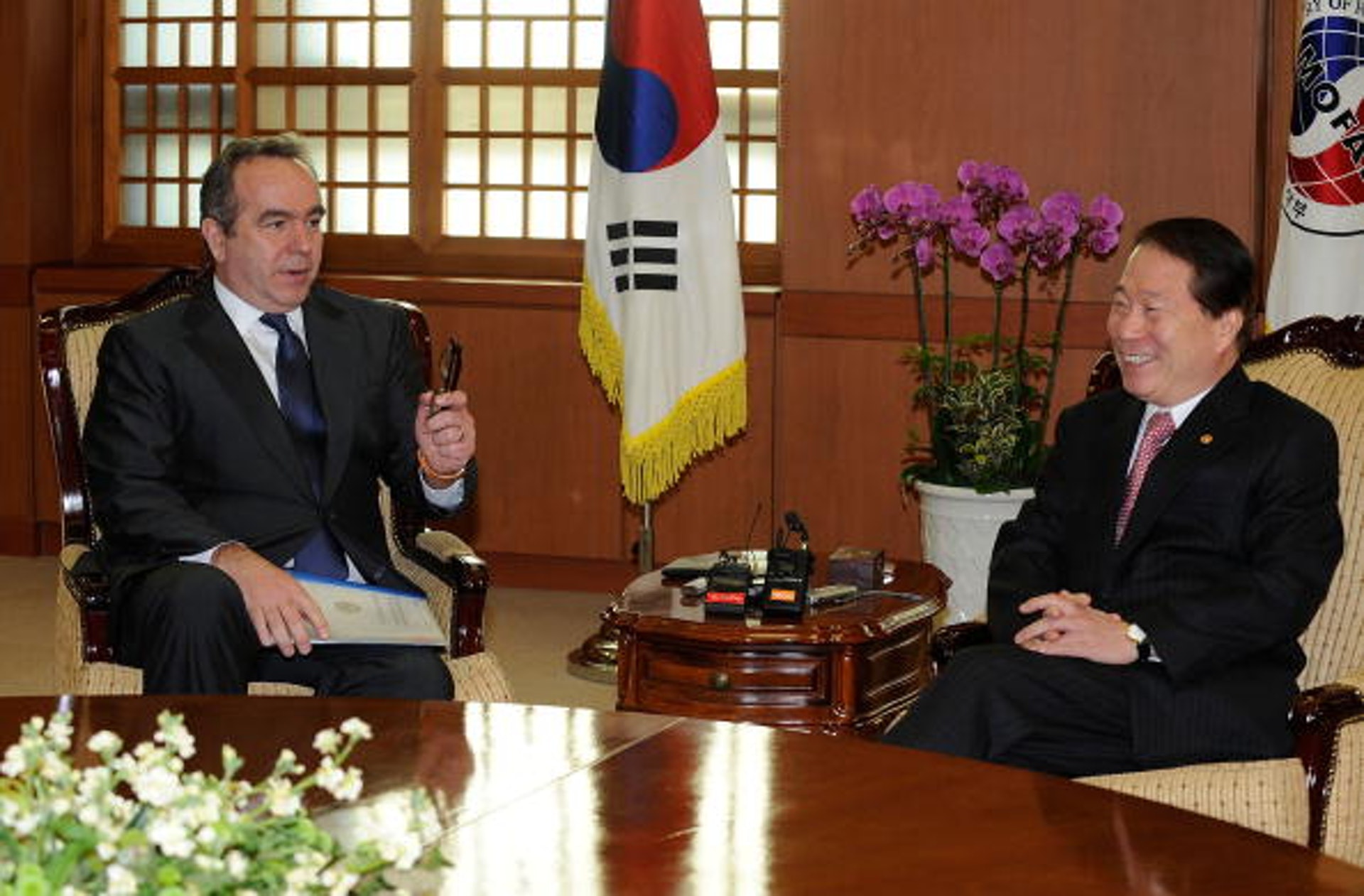 2010年2月4日，美國助理國務卿坎貝爾（左）與韓國外交大臣于明煥在外交部舉行的會議上進行了會談。 坎貝爾將進行為期三天的訪問，就朝鮮核問題進行會談。 （Getty）