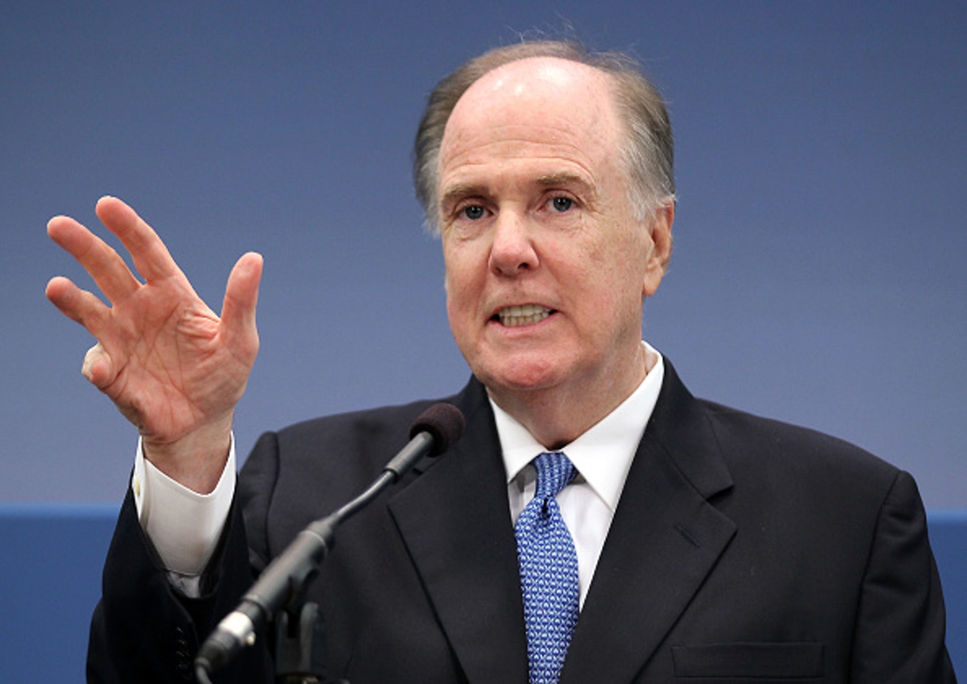 白宮國家安全顧問多尼隆(Tom Donilon)於2011年11月22日在華盛頓特區的布魯金斯學會(Brookings Institution)上發表了關於伊朗核計劃的會議。 會議的標題是「伊朗與國際壓力:對阻礙伊朗核計劃的多邊努力的評估」。 (Getty) 白宮國家安全顧問多尼隆(Tom Donilon)於2011年11月22日在華盛頓特區的布魯金斯學會(Brookings Institution)上發表了關於伊朗核計劃的會議。 會議的標題是「伊朗與國際壓力:對阻礙伊朗核計劃的多邊努力的評估」。 (Getty)