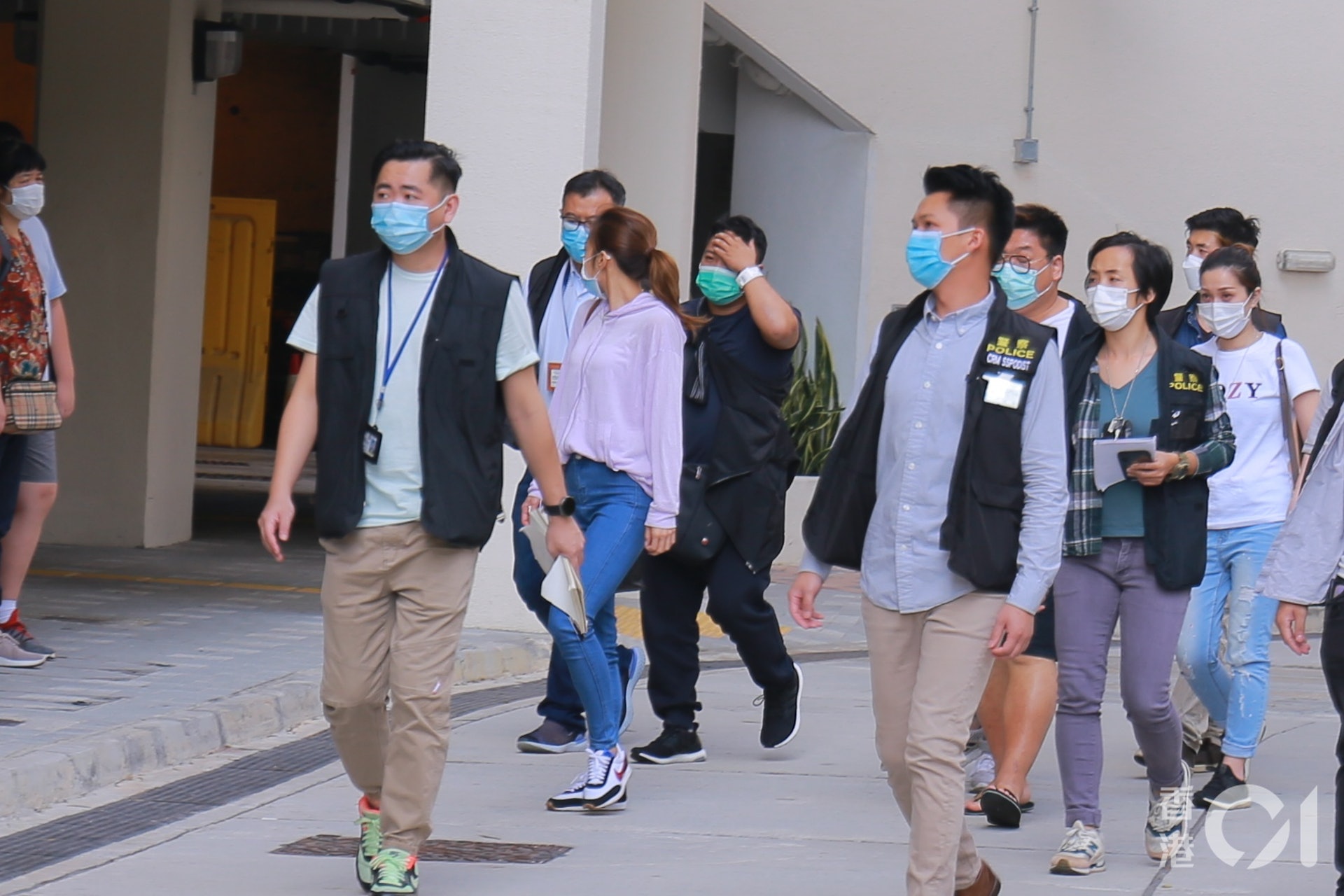 男戶主與探員重返事發單位。(資料圖片) 男戶主與探員重返事發單位。(資料圖片)