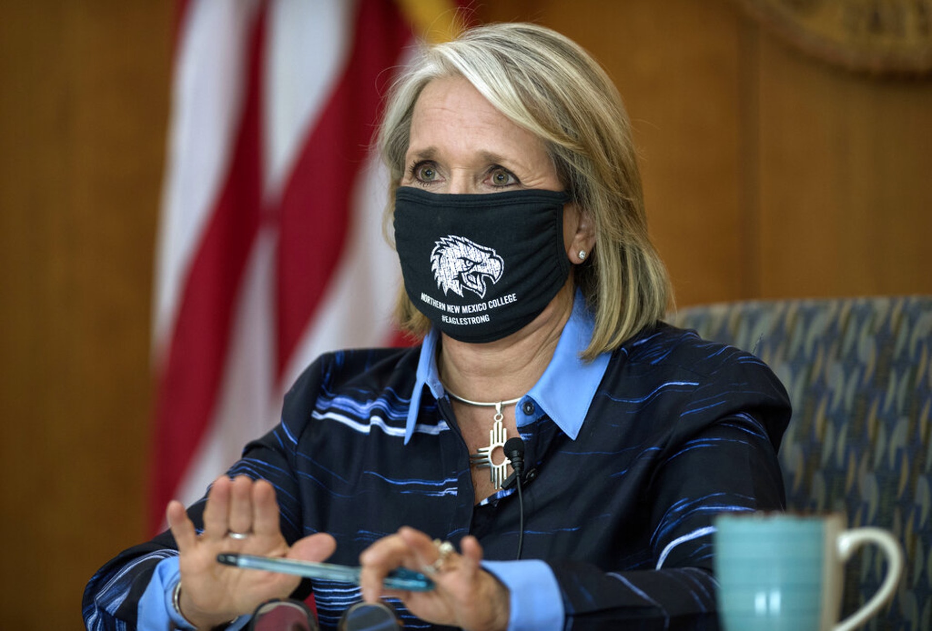 拜登內容人選4:拉丁裔的新墨西哥州長格里沙姆被視為有可能成為執掌美國衞生與公眾服務部的人。衞生與公眾服務部將接手解決新型冠狀病毒肺炎的工作,責任重大。圖為2020年7月23日,格里沙姆在聖菲進行其每周疫情記者會,對外講解疫情更新資訊。(AP) 拜登內容人選4:拉丁裔的新墨西哥州長格里沙姆被視為有可能成為執掌美國衞生與公眾服務部的人。衞生與公眾服務部將接手解決新型冠狀病毒肺炎的工作,責任重大。圖為2020年7月23日,格里沙姆在聖菲進行其每周疫情記者會,對外講解疫情更新資訊。(AP)