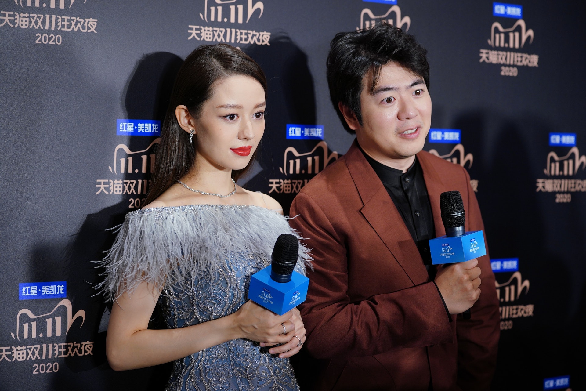 郎朗帶同老婆吉娜愛麗絲一起出席活動。(視覺中國)