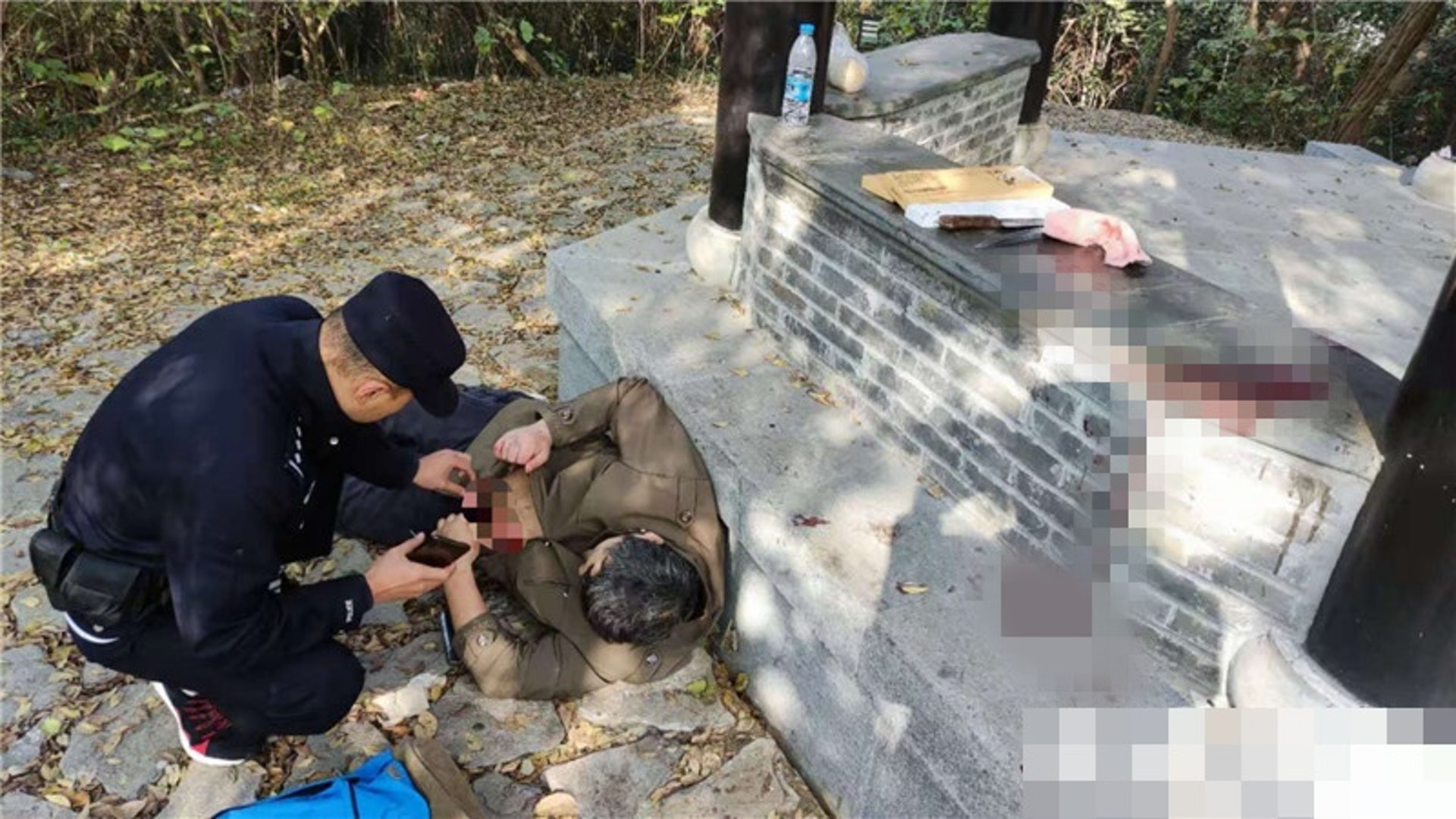 事發現場地上有斑駁血跡。(現代快報) 事發現場地上有斑駁血跡。(現代快報)