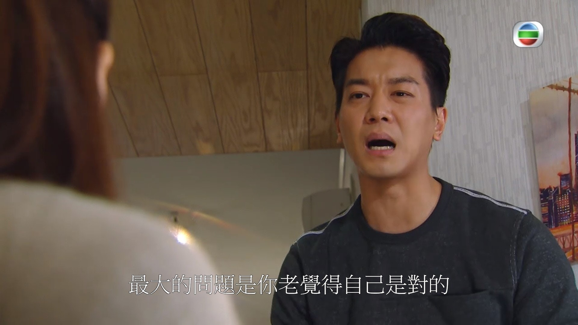 有港爸大呻,因初生兒子扭計,外母竟以符水替兒子洗澡,直指行為不文明。(《BB來了》劇照) 有港爸大呻,因初生兒子扭計,外母竟以符水替兒子洗澡,直指行為不文明。(《BB來了》劇照)
