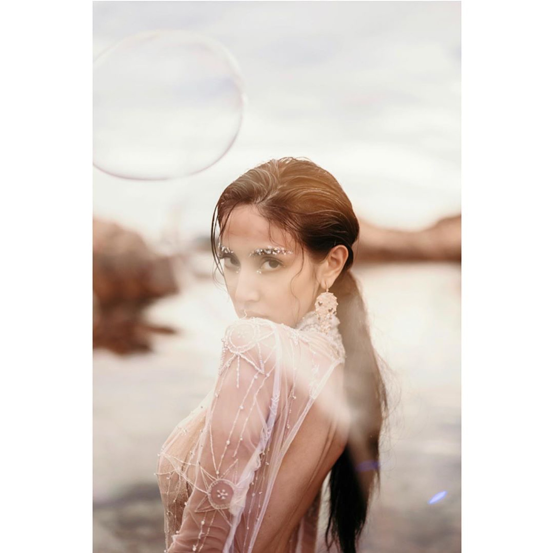 靚媽陳凱琳早前拍下一輯唯美婚紗照來紀念人生重要的時刻。(IG/ @ghlchan)
